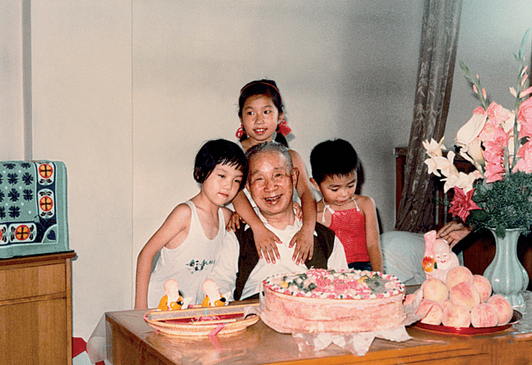 从照片中可以看出,孩子们紧紧地围在爷爷粟裕身边,其中,小孙子低头看