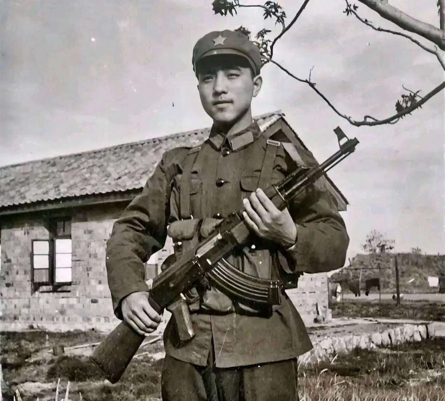 身穿65式军装,手握56式冲锋枪,这张照片真的十分帅气.