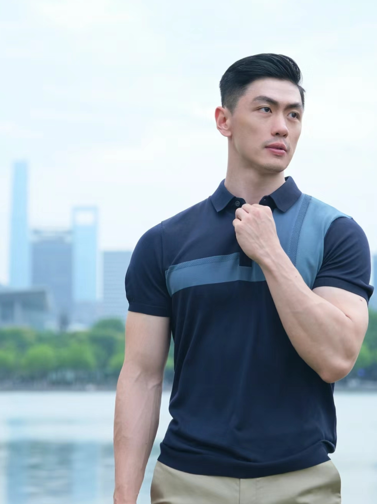 在一个家庭聚餐上,小张的父母邀请了他们的朋友和小张的叔叔一家