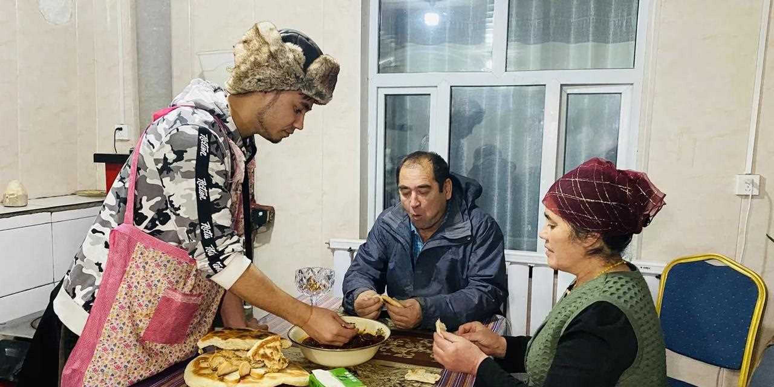 大家好我是法特,安集海辣椒是新疆特产,法特为家乡土特产代言,两袋