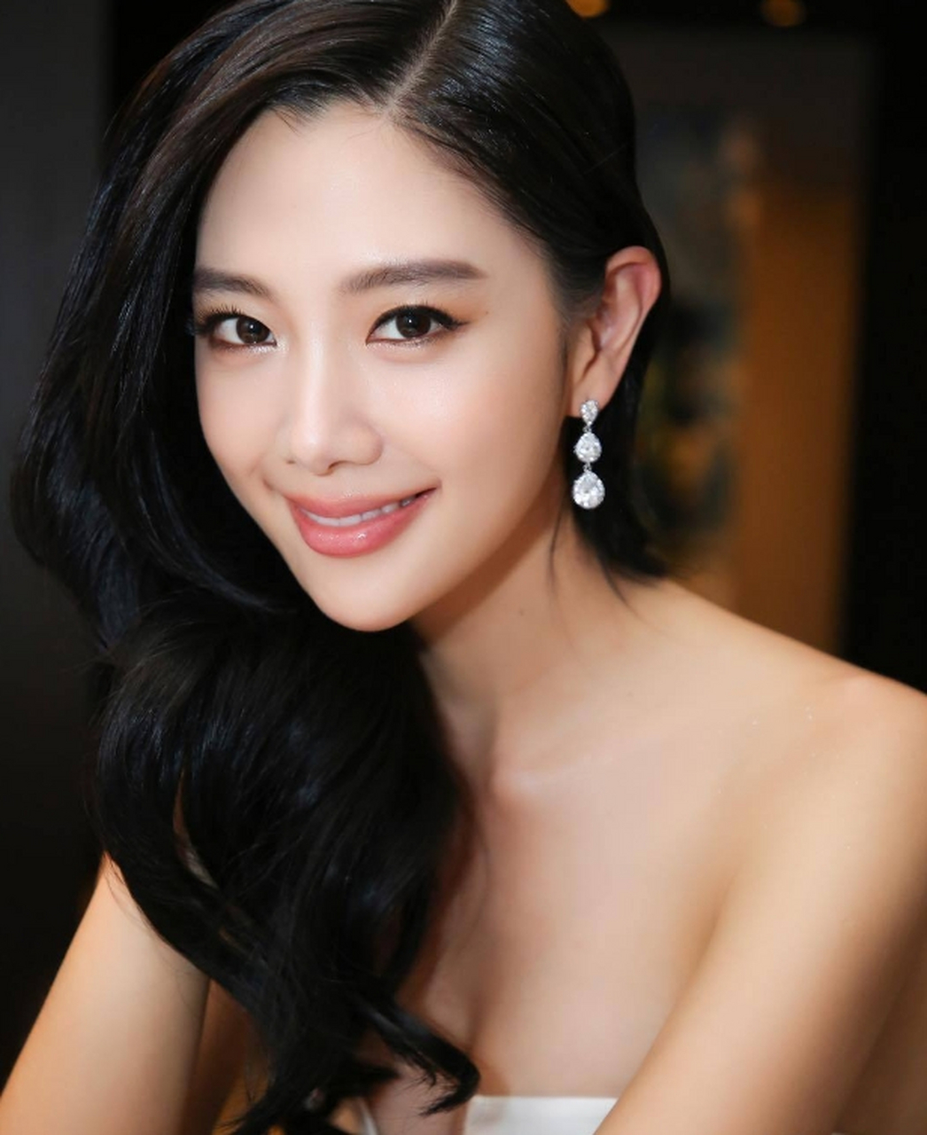 性感妩媚的#李成敏#,雪肤玉貌的容颜,丰满傲人的事业线,吸人眼球,婀娜