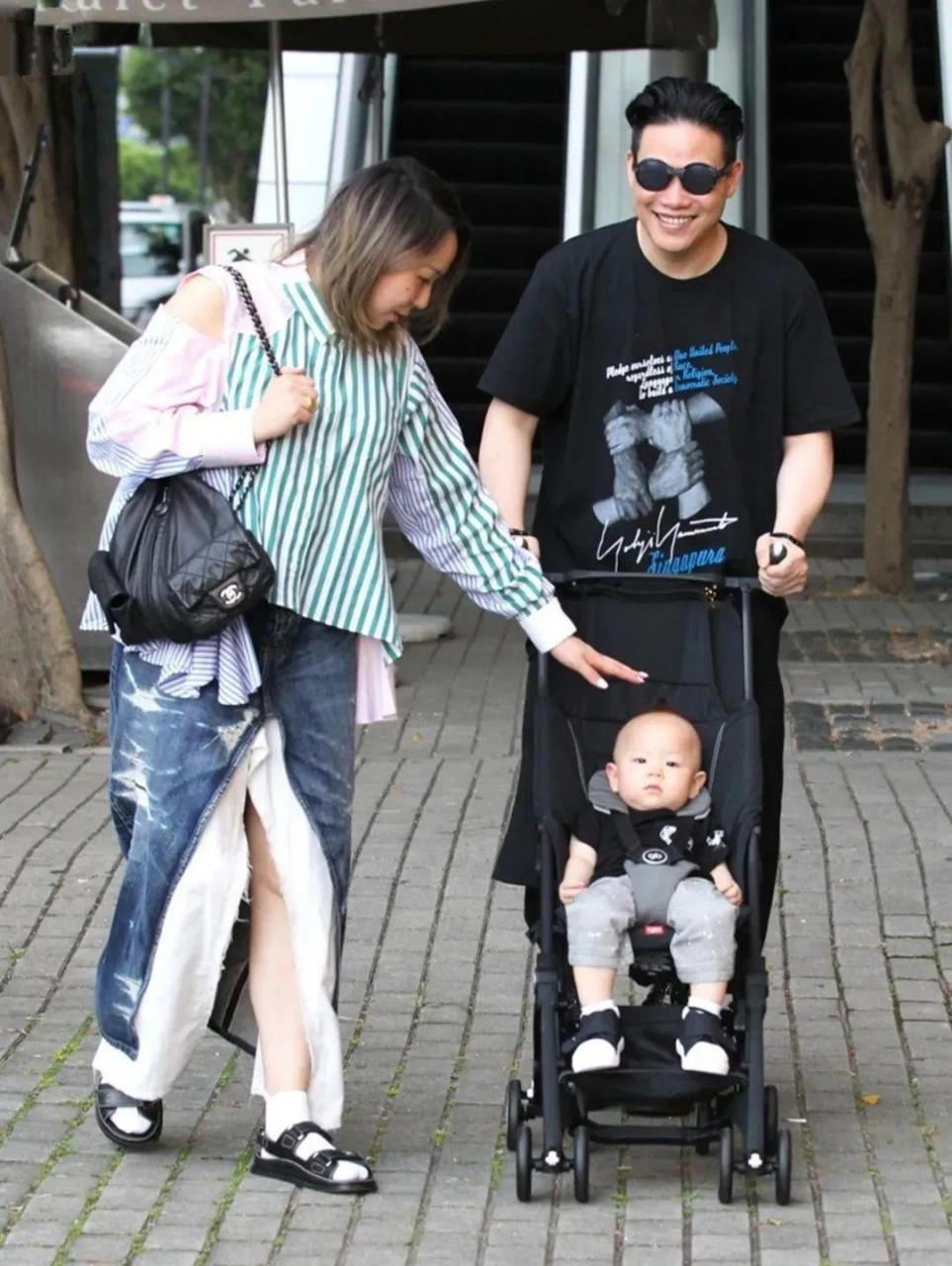 苏永康也开始晒娃了!虽然和老婆穿搭俗气,但在孩子面前一脸慈父