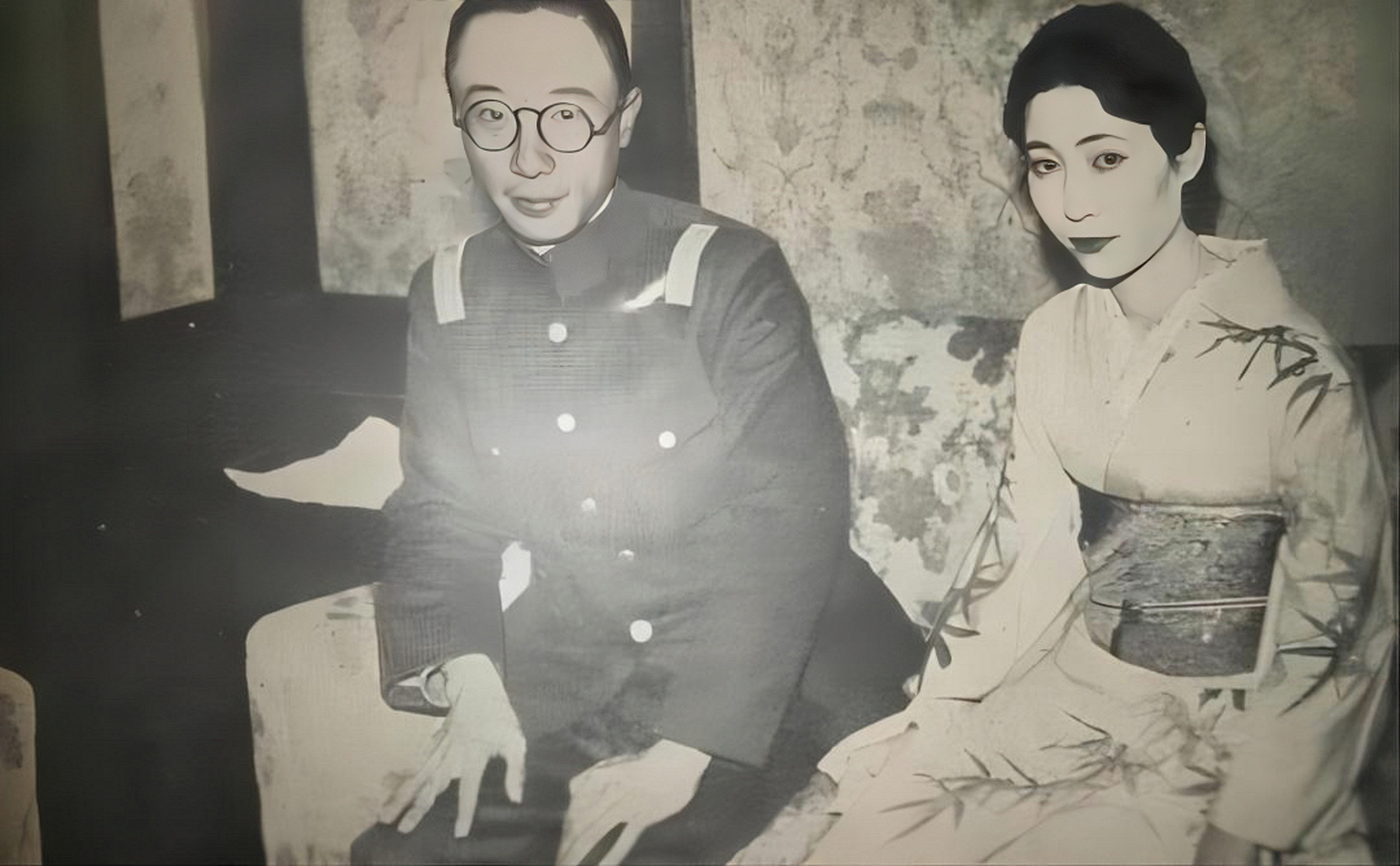 唐怡莹的公公载沣一把推开门,冲进门指责儿媳不顾礼义廉耻.