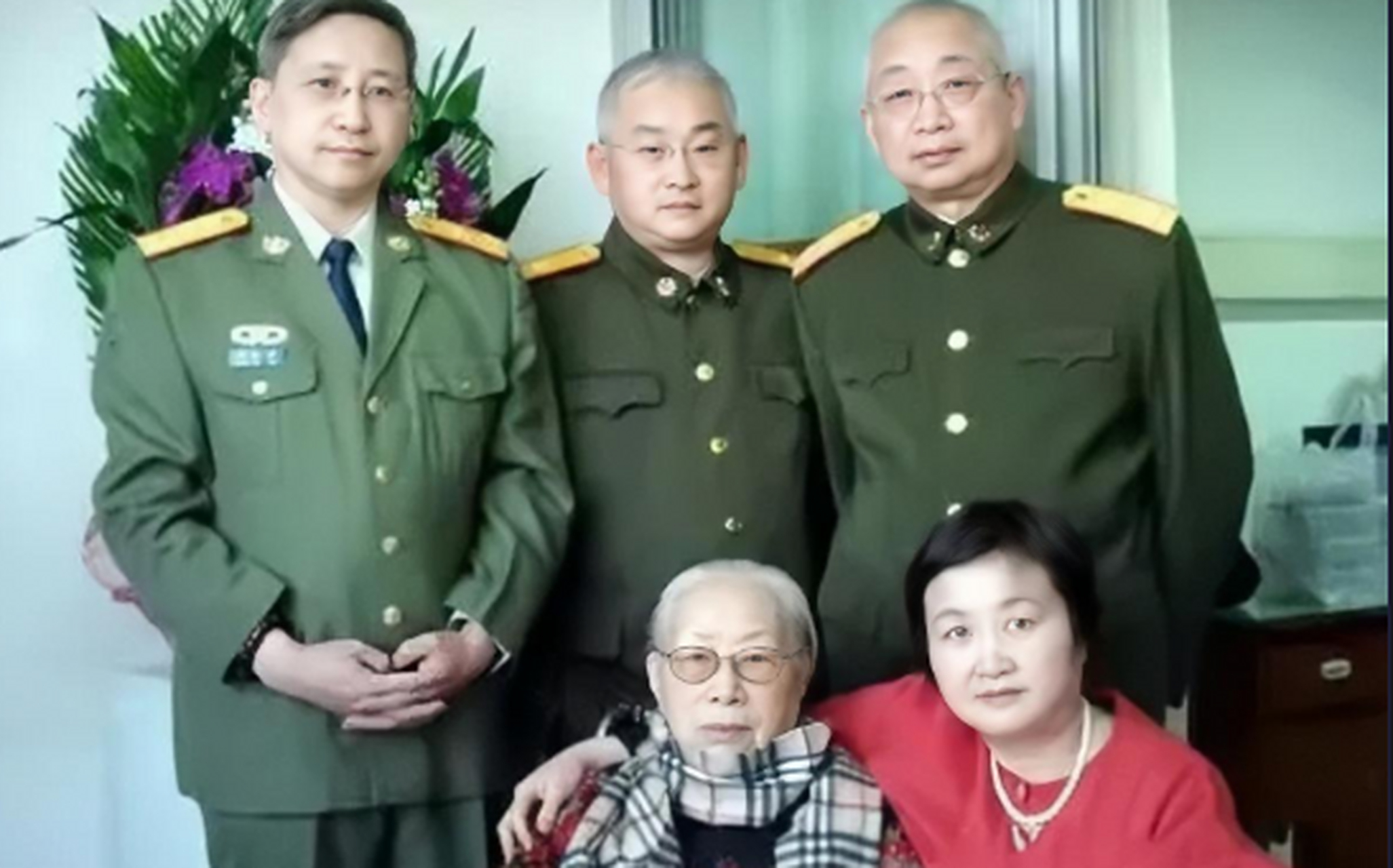 90高龄,但是依然精神奕奕,陈康大将一共有5子1女,其中傅涯育有4个子女