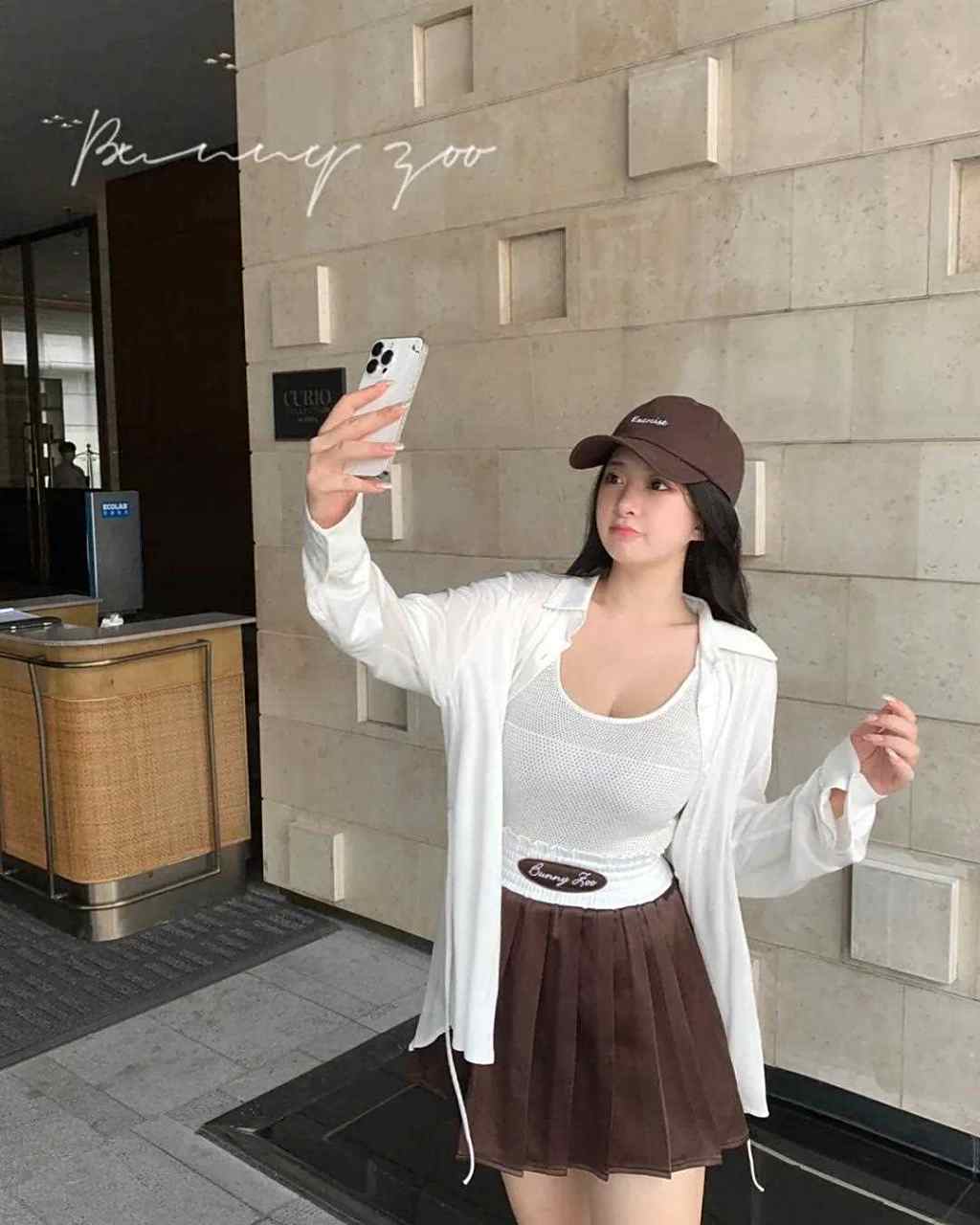 时尚博主周白子晒自拍照"真漂亮",穿白衬衣内搭白色吊带衫,搭配咖色百