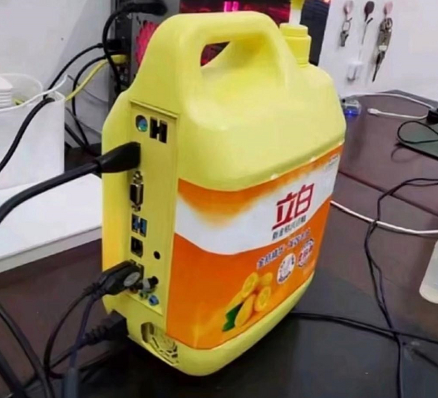 这电脑组装机是真牛,如果启动键不是洗洁精出口那里按压的,将失去了