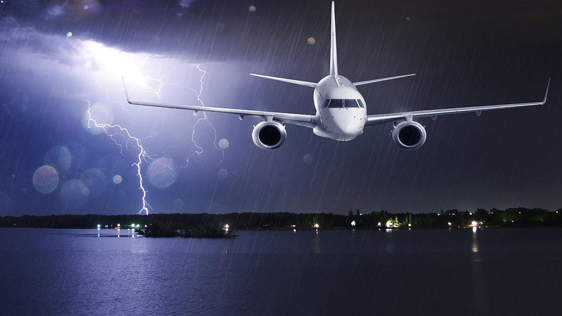 6月27日,在山东济南,一名女子的航班因为天气原因,被告知不能起飞.