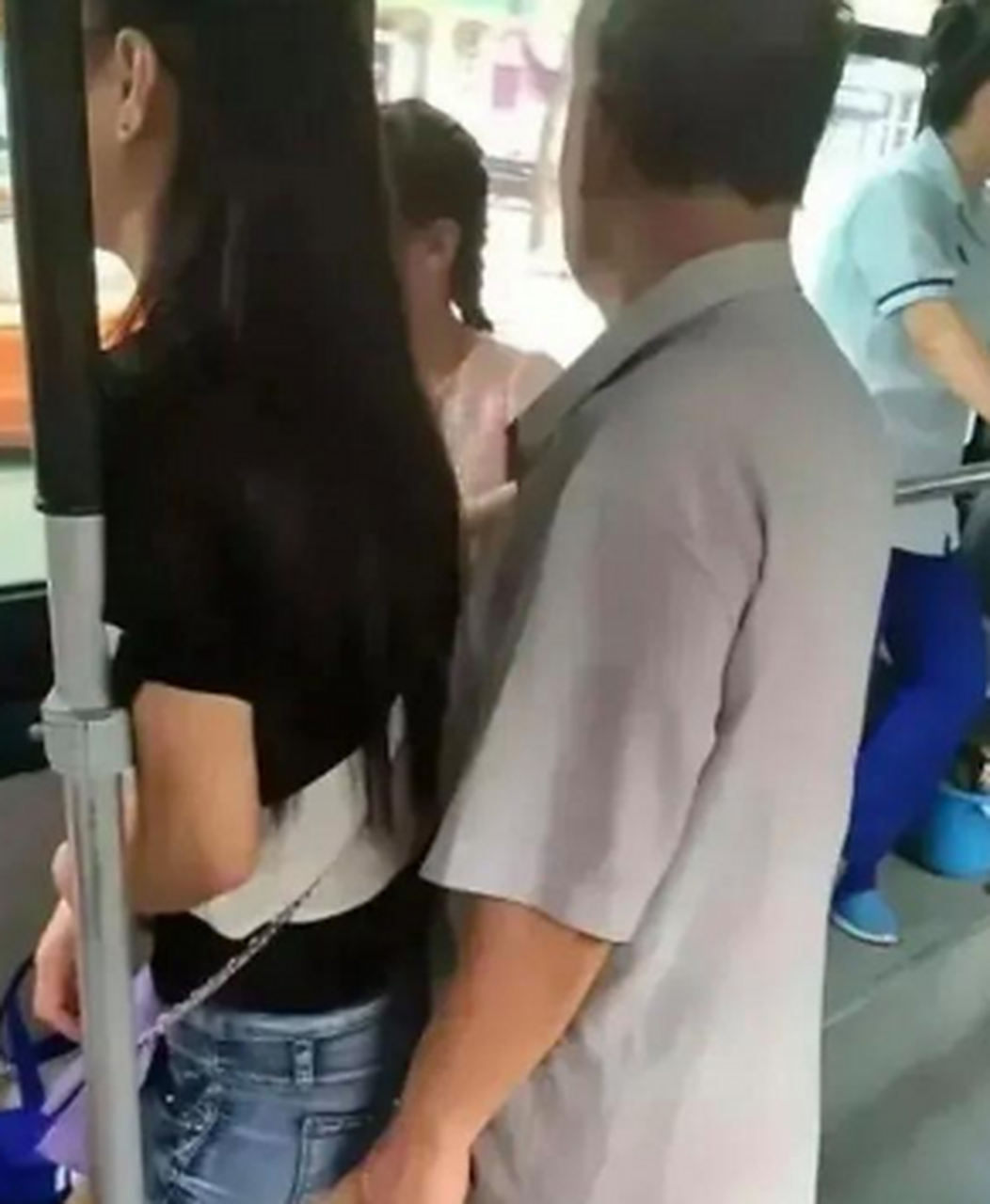 夏天到了,地铁咸猪手又出来了,姐妹们保护好自己!