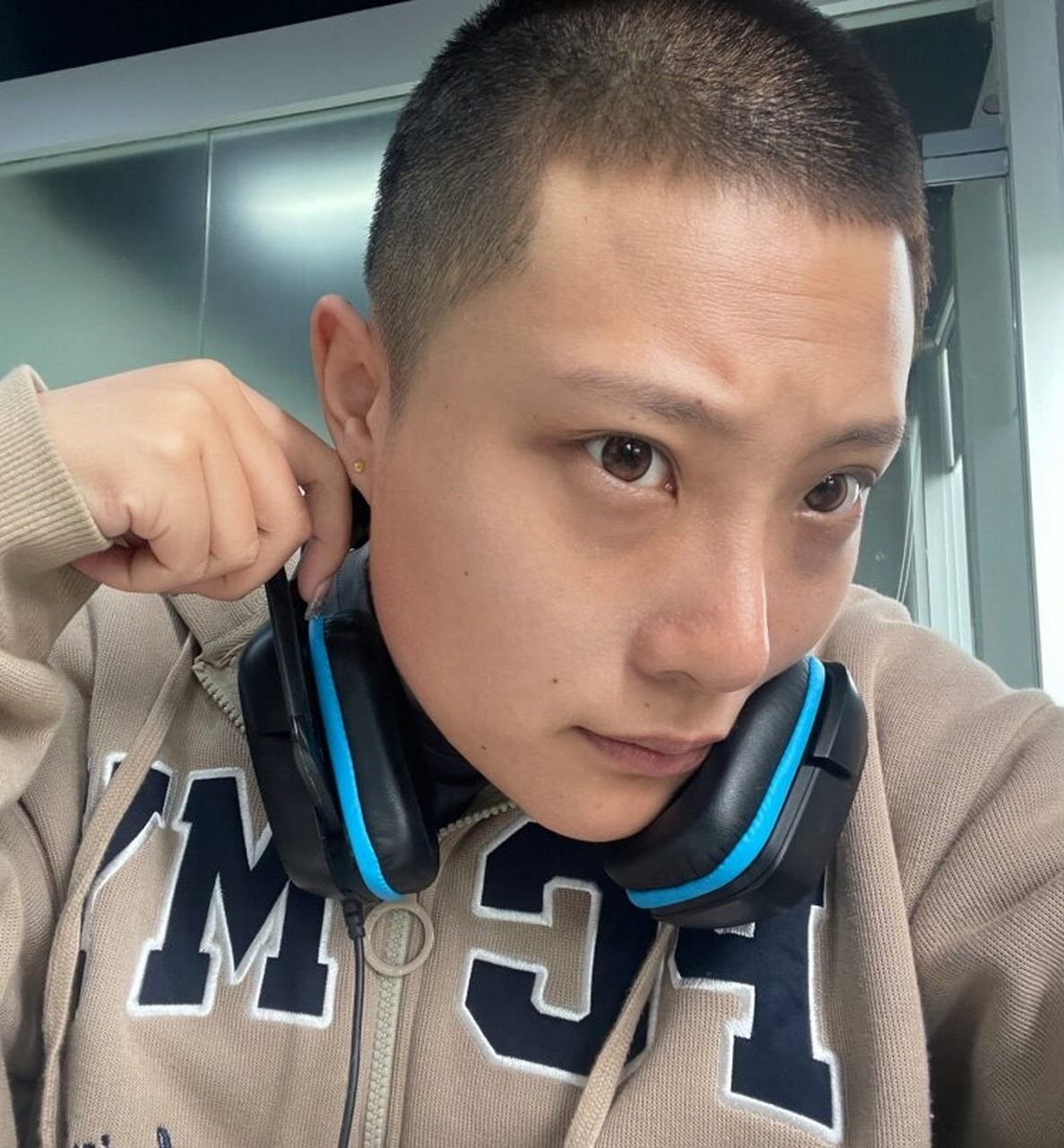 26岁 我终于鼓起勇气剪了寸头  我剪了寸头后,变得"男人味十足"  剪