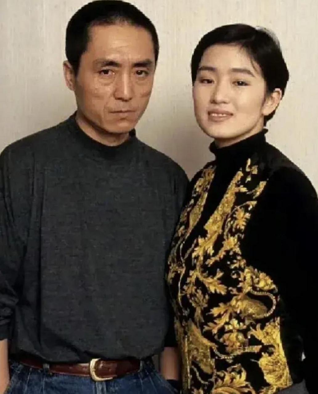 其实张艺谋年轻时,也是一个很阳光很爱玩的大男生,不像现在看起来这么