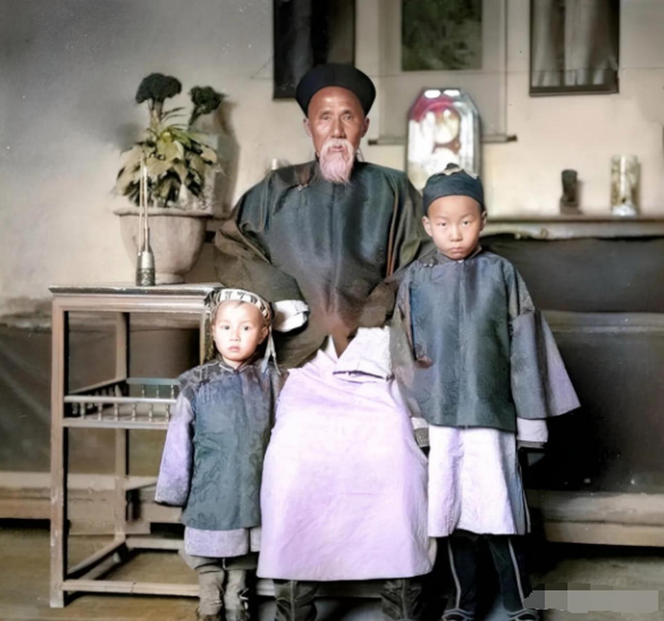 历史老照片: 清朝末年,一位老将军和他的孙子,孙女的留影.