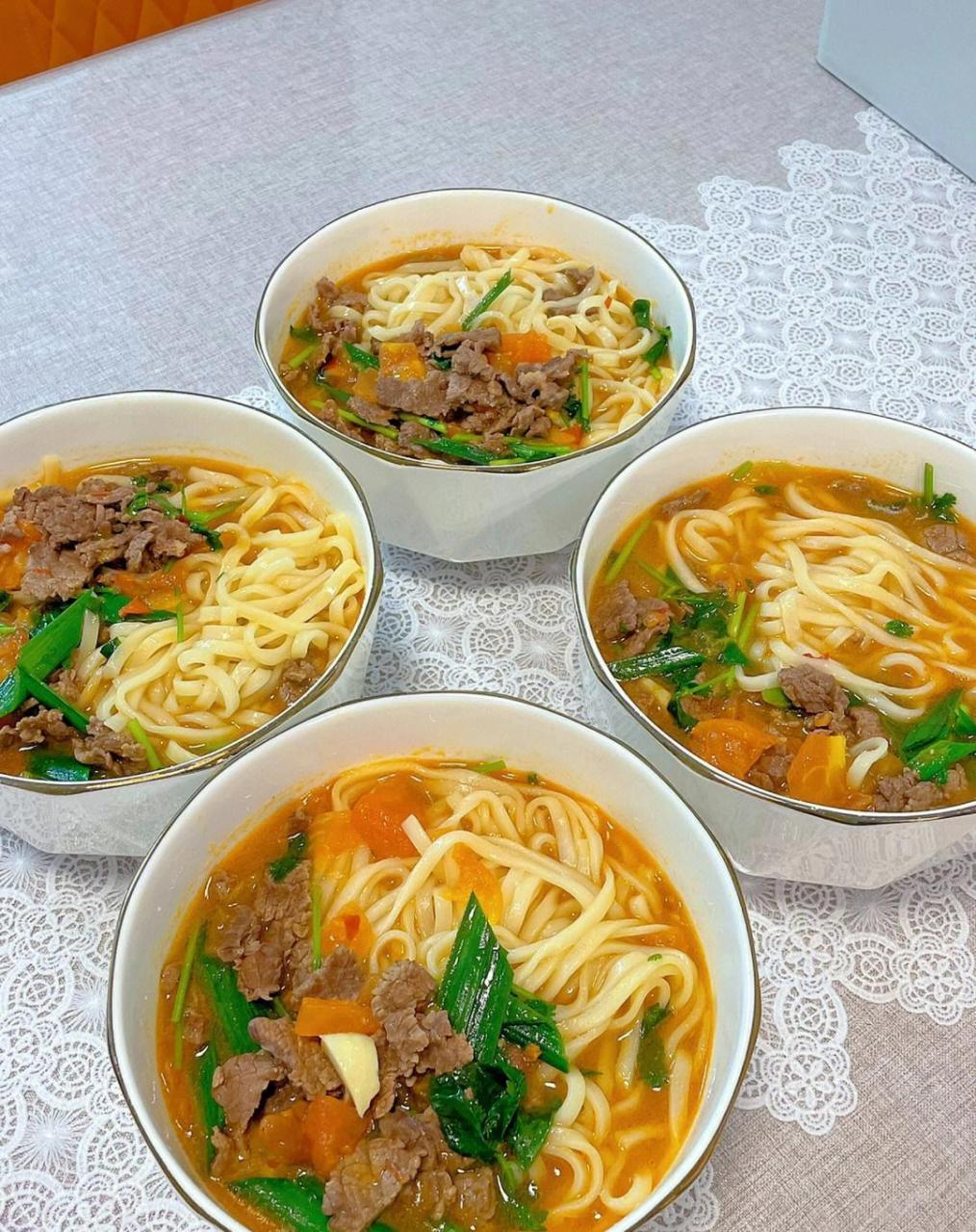[鸡蛋]92牛肉面做法: 牛肉,番茄,蒜苗,生抽,蚝油,盐,豆瓣酱 1.