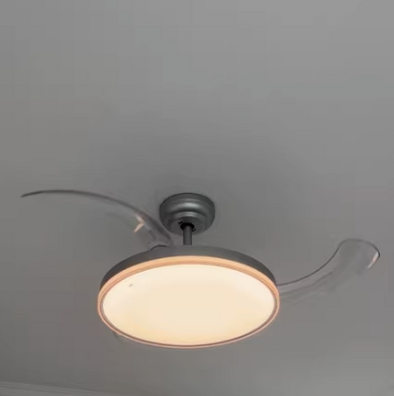 雷士照明是一家著名的照明灯具厂商,其家用客厅灯具以高品质和创新