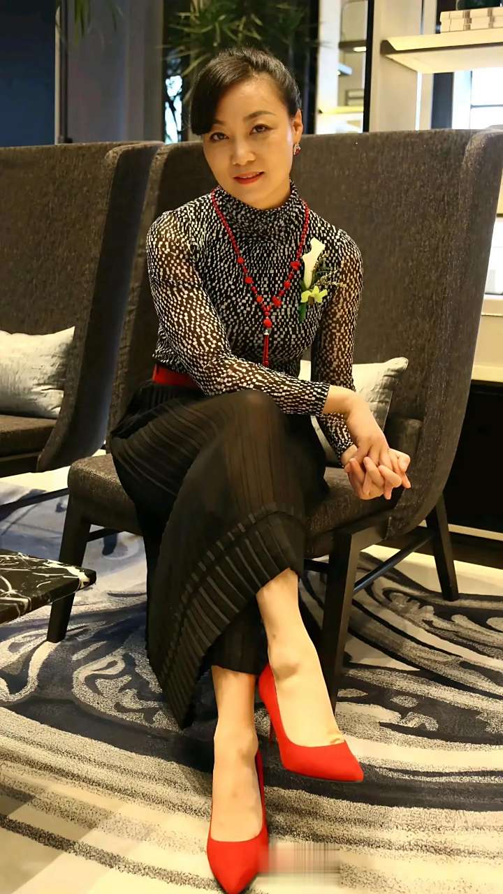 45岁阿姨,端庄秀美,风韵犹存!