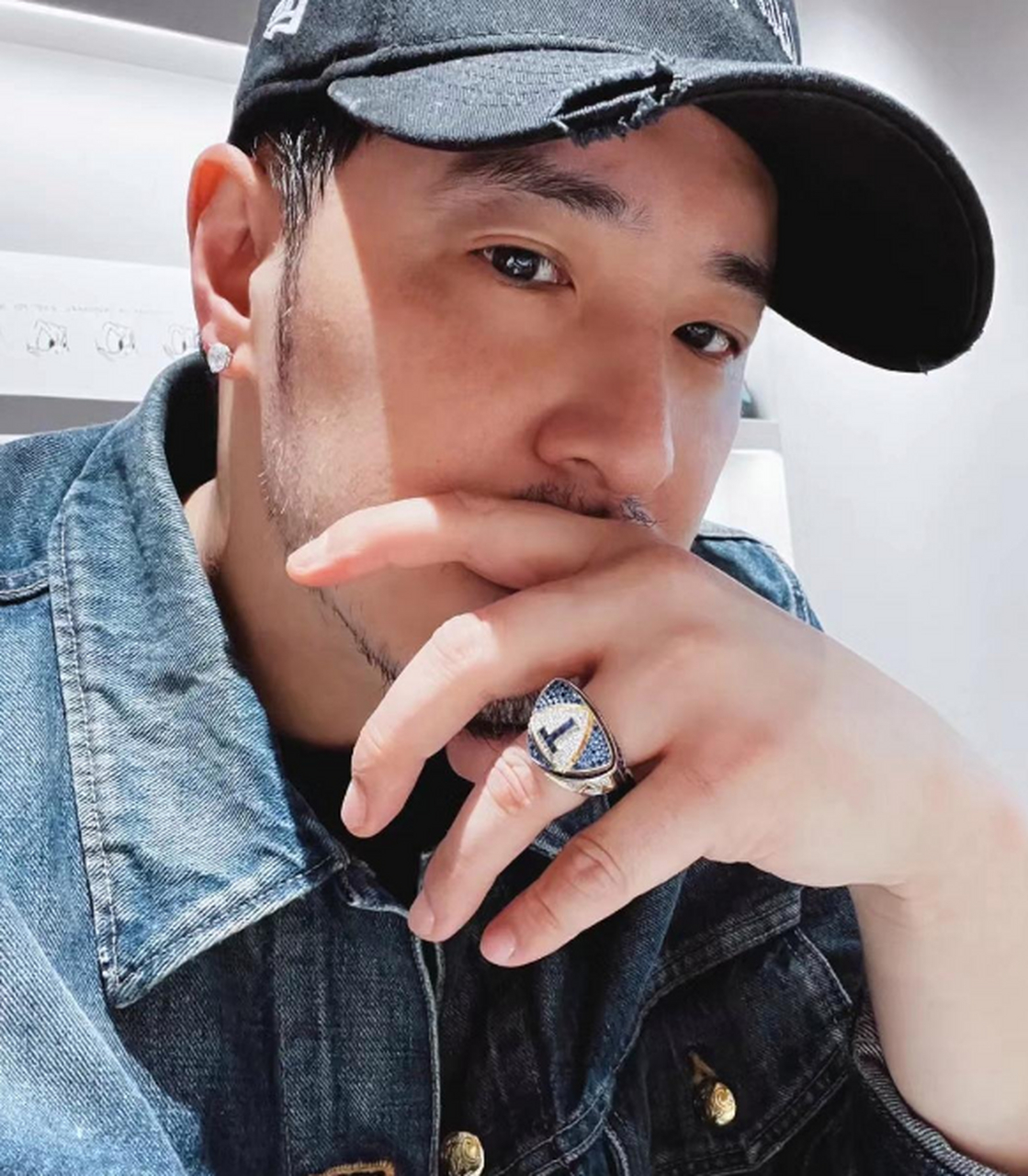 潘玮柏晒自拍,留胡子有点不敢认了.显老好几岁,要尝试大叔风格造型吗?