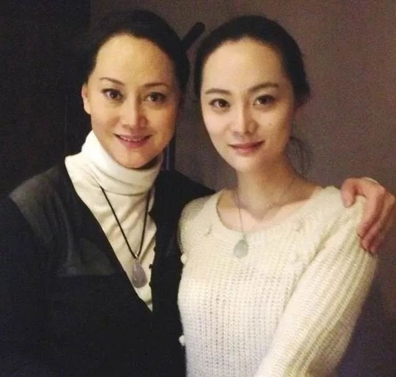 当年,21岁的宋佳嫁给42岁的张学津,没想到婚后张学津因为一次意外患上