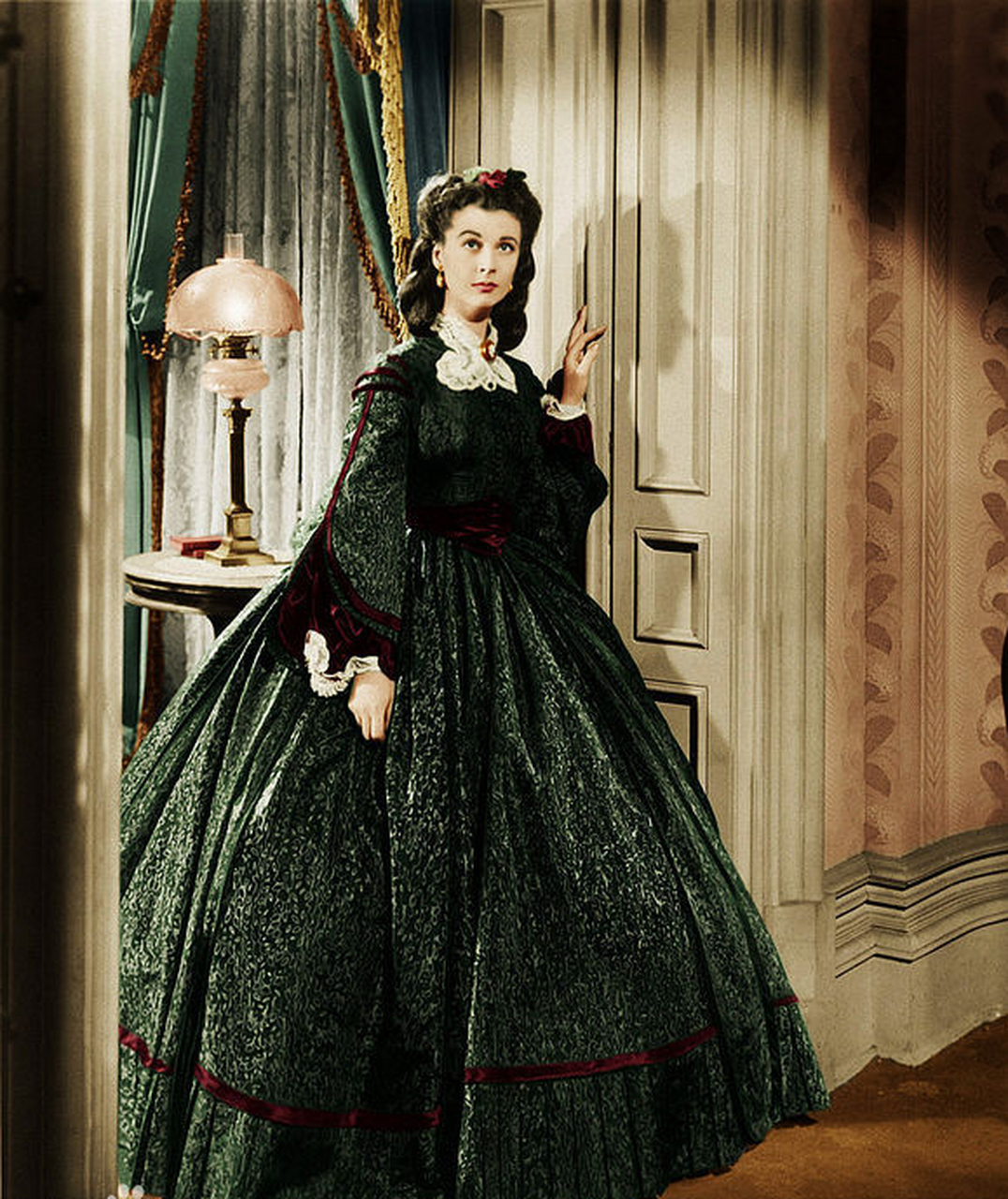 回顾《乱世佳人》中的经典造型,就如视觉盛宴,款款惊艳,每一套服装