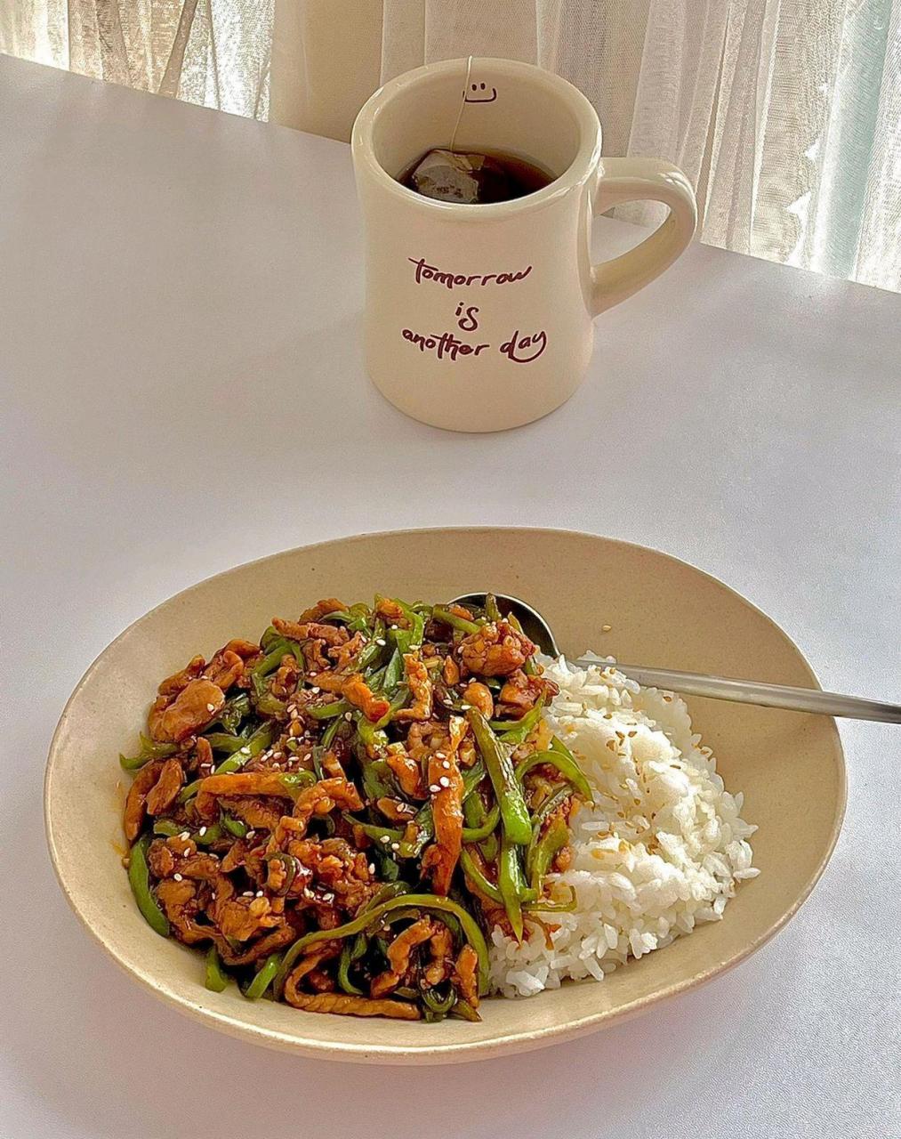 今日份早午餐分享: 青椒肉丝盖饭 一杯红茶7515 .