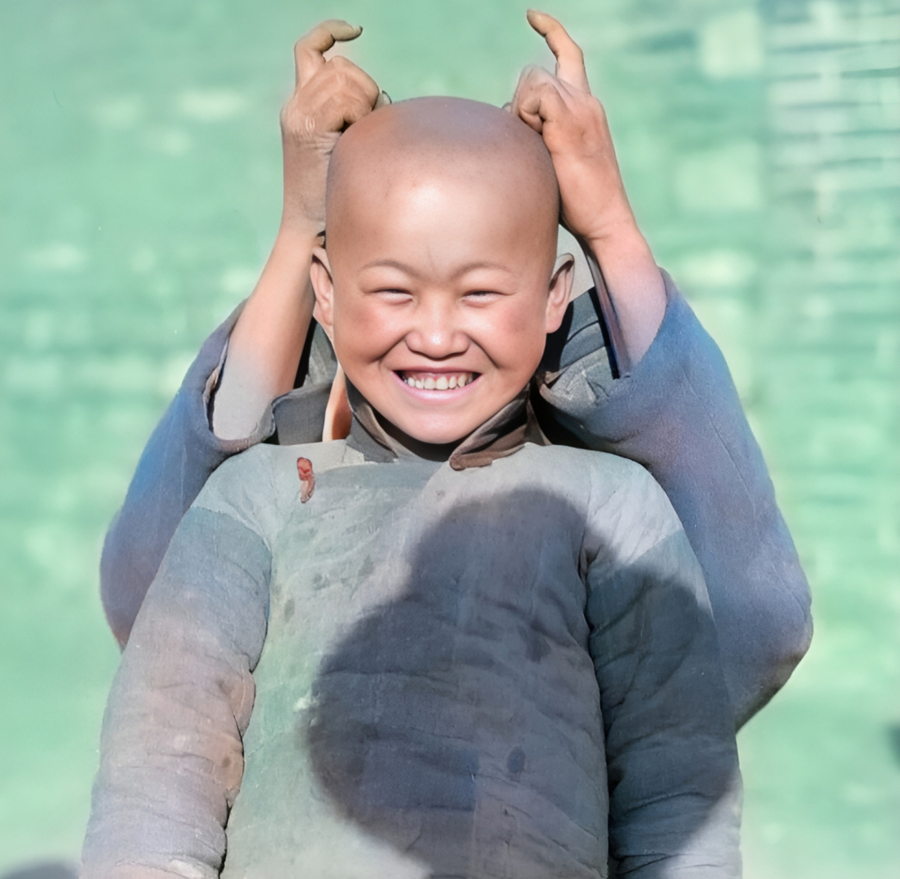 民国,北京一个光头男孩与伙伴一起做游戏.