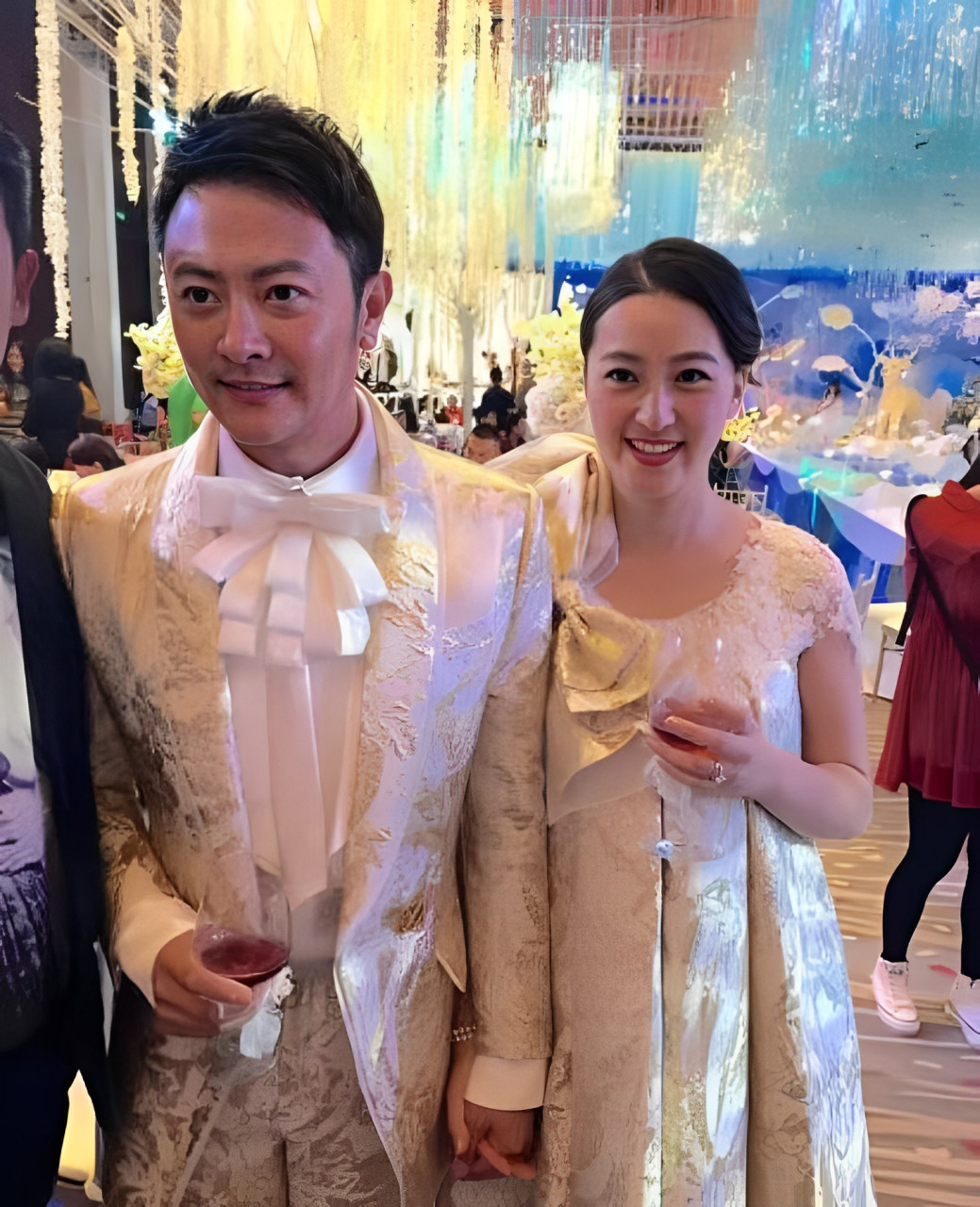 2015年,印小天在拍戏时爱上了年轻貌美的哈琳娜.