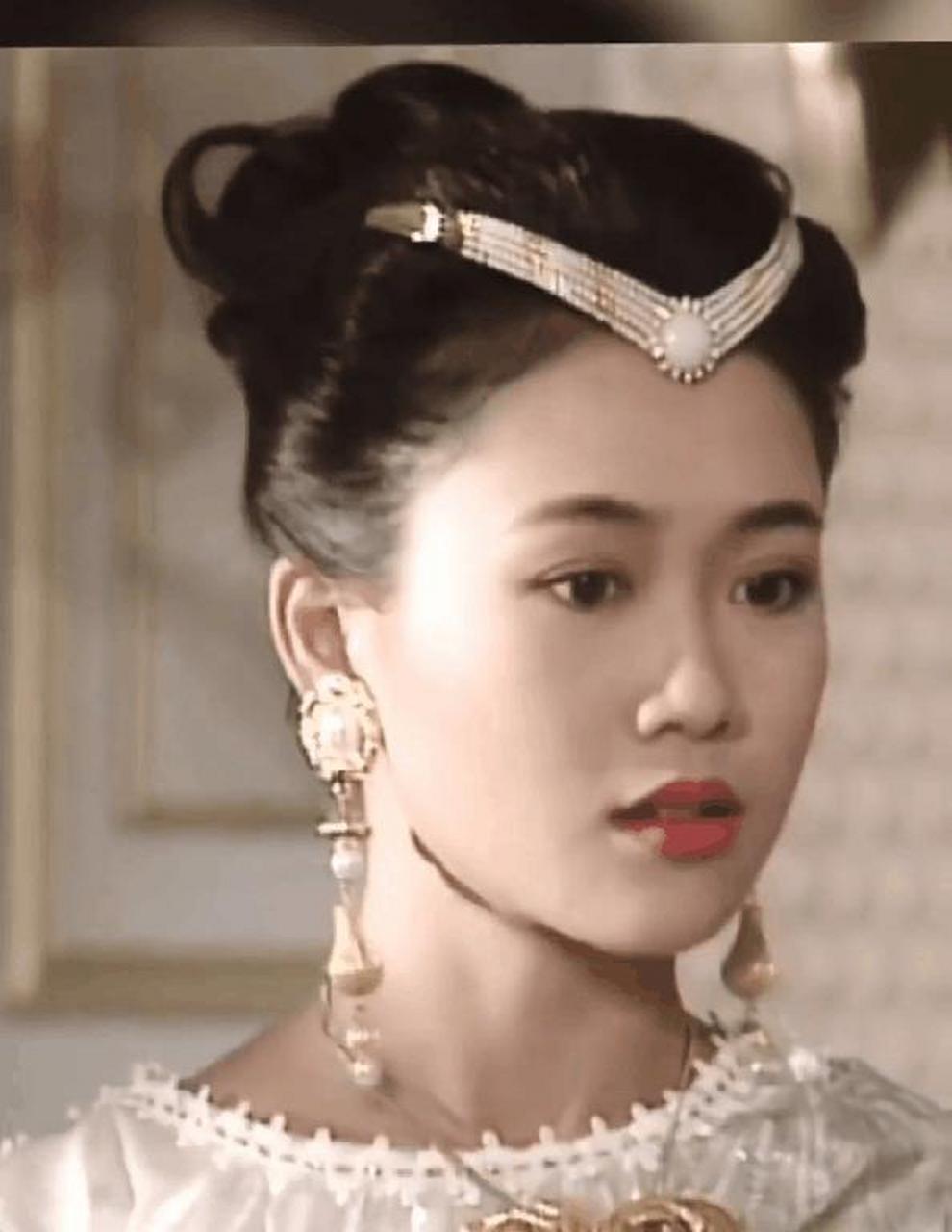 gif创作人# 梁小冰年轻时好漂亮,鼻子虽然不高,但五官整体看很协调