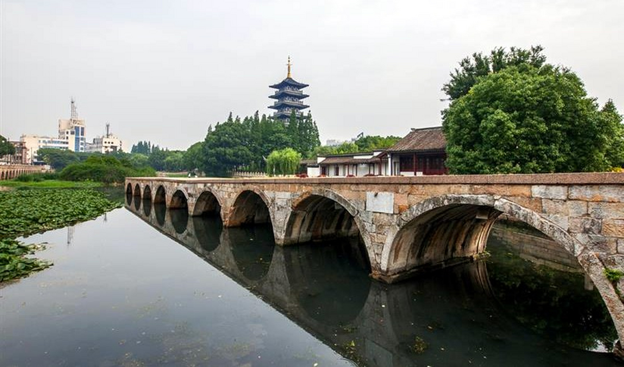 垂虹桥位于吴江市松陵镇东门外,素以"江南第一长桥"而闻名.