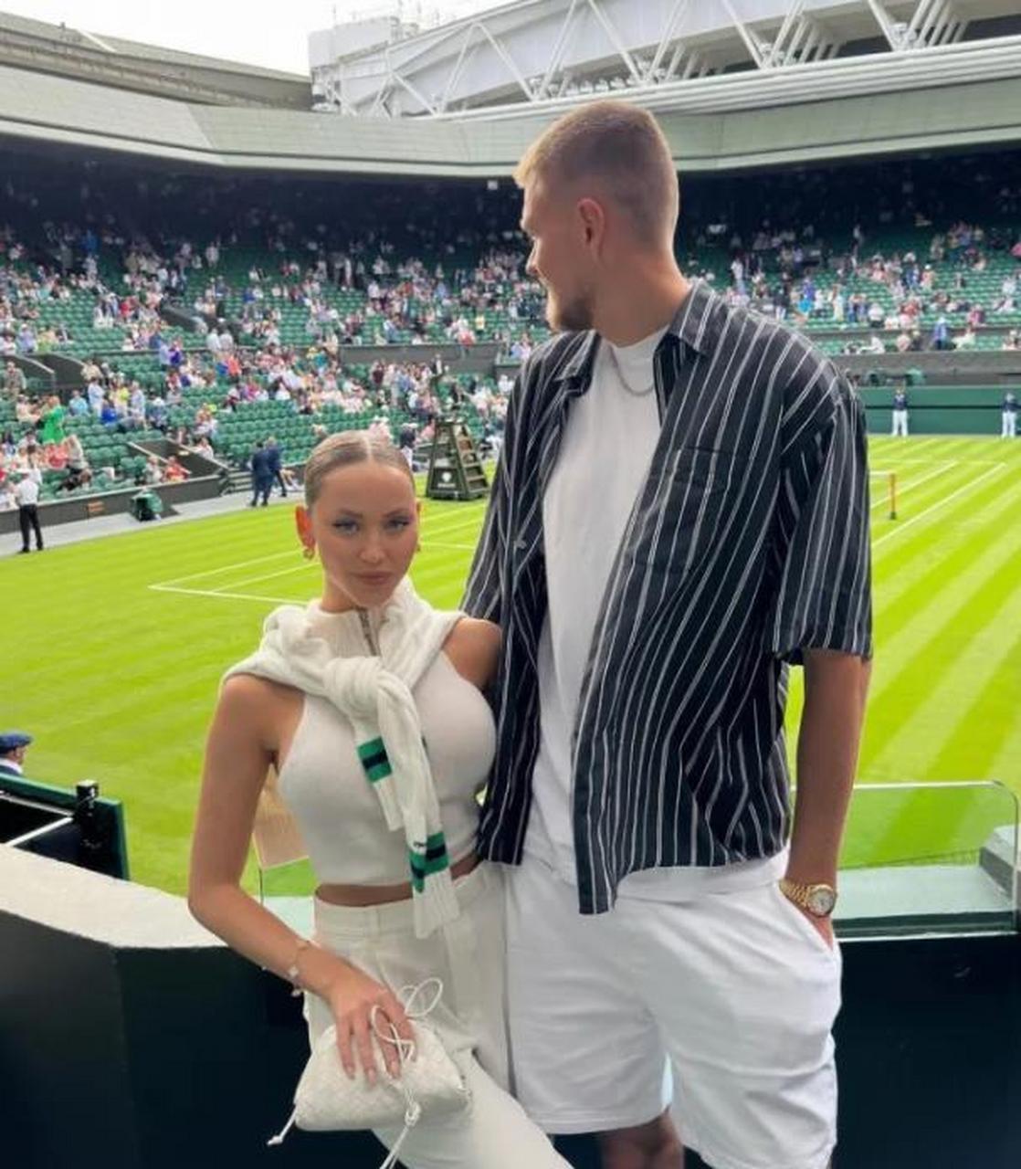 nba球星波尔津吉斯,近日在社交媒体上晒出与女友的合照,照片中两人的