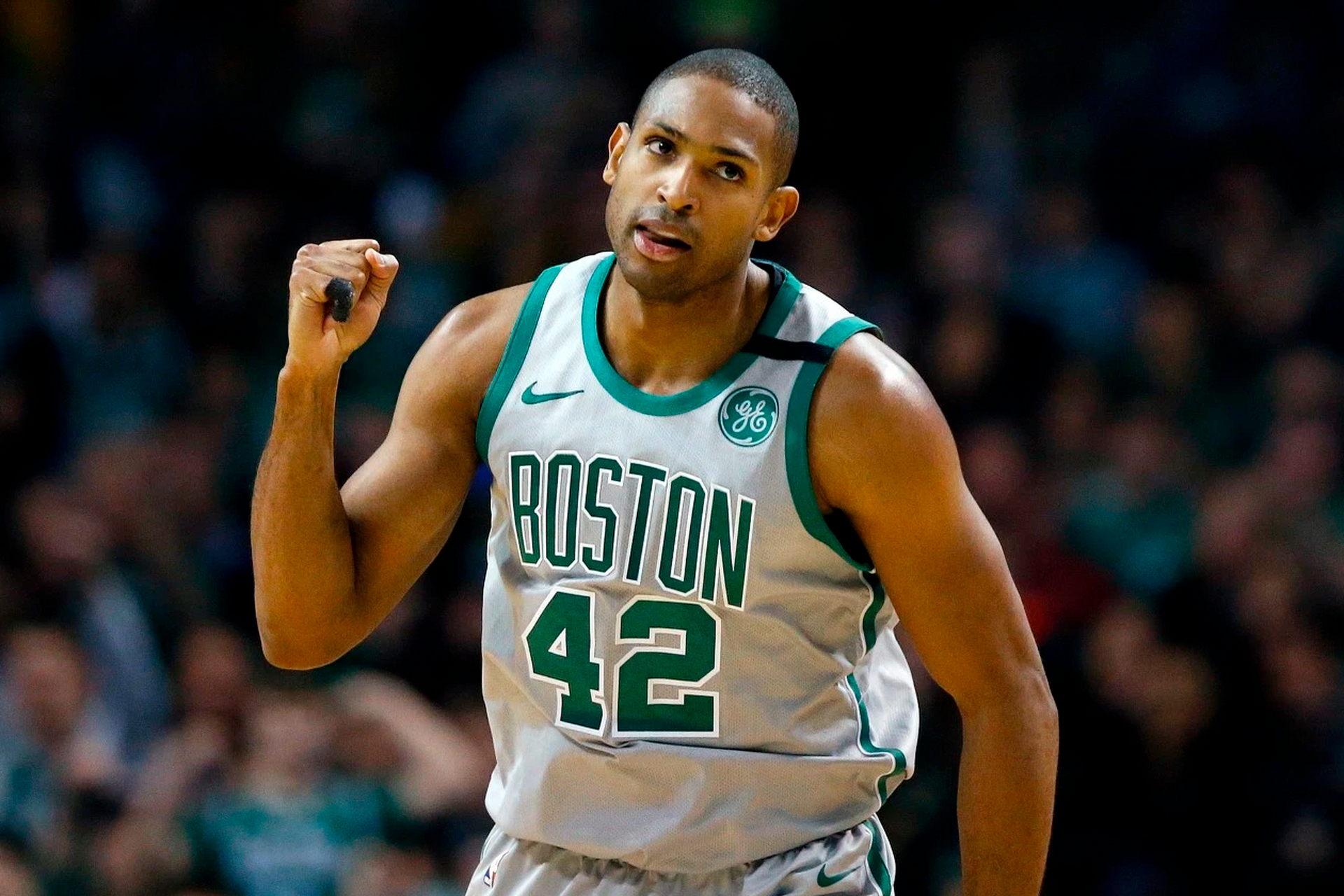 凯尔特人正考虑让艾尔-霍福德重新去打4号位 据the athletic凯尔特人