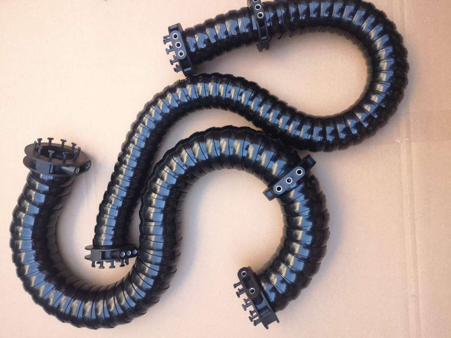 机床拖链选用原则:  内高:选择内置电缆,油管,气管,水管等中最粗的