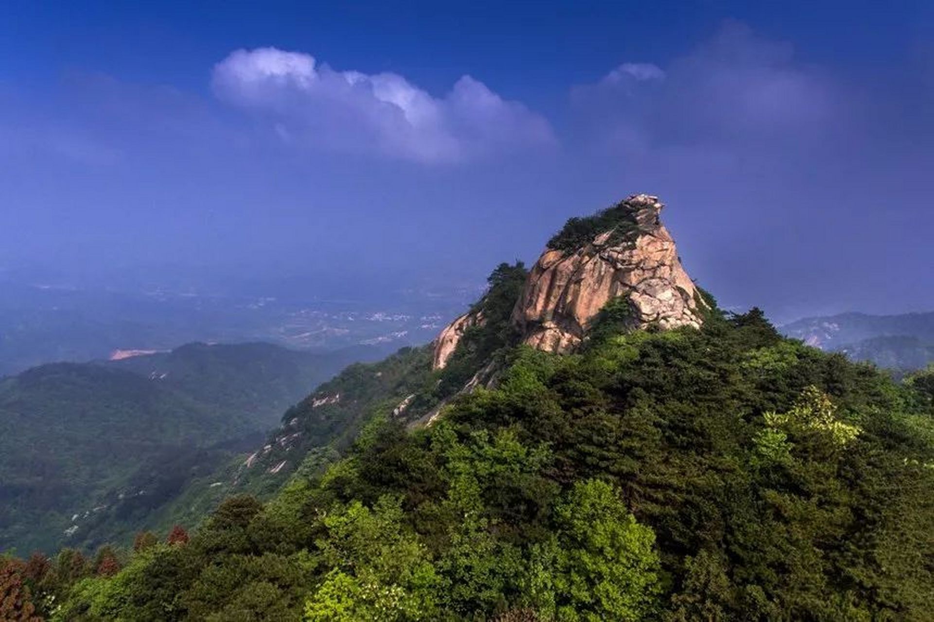鸡公山是国内四大避暑胜地之一,地处大别山脉北坡,年均气温152℃,非常