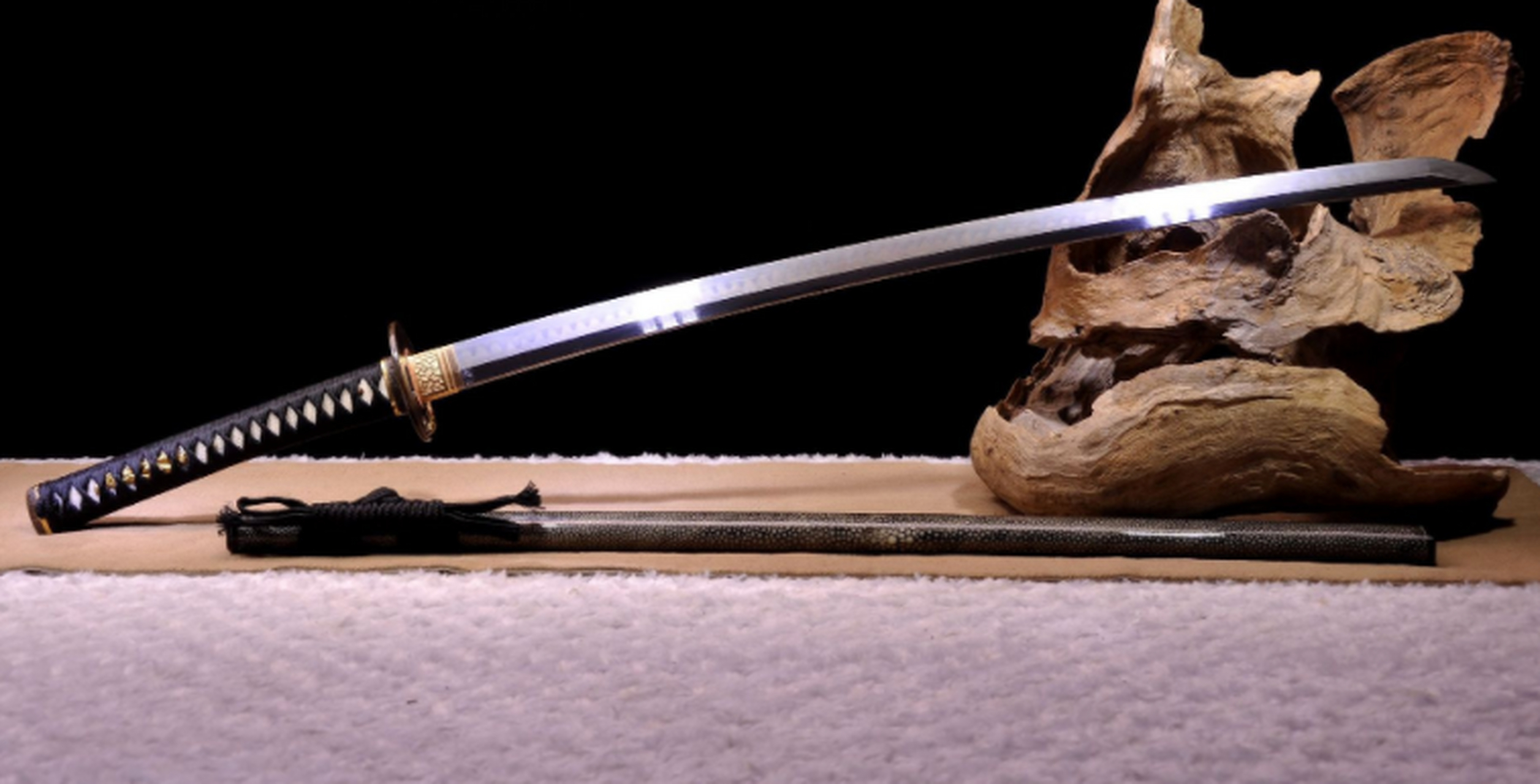 武器# 名称:天丛云剑 规格:全长103cm 刃长71cm 柄长26cm 刃宽3.