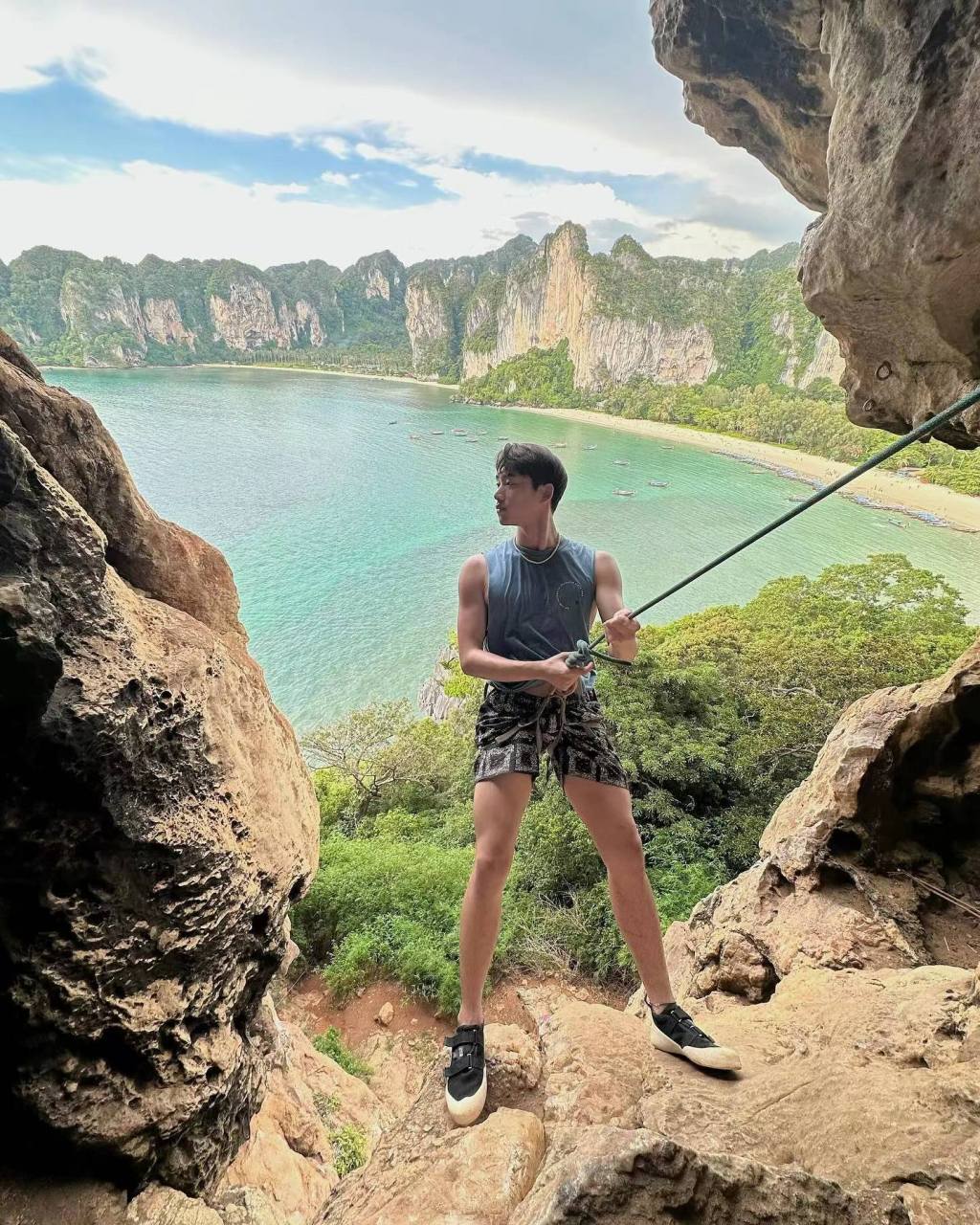 他不仅出演过热门泰剧,此前还作为运动员抽空参加了杭州亚运会的比赛.