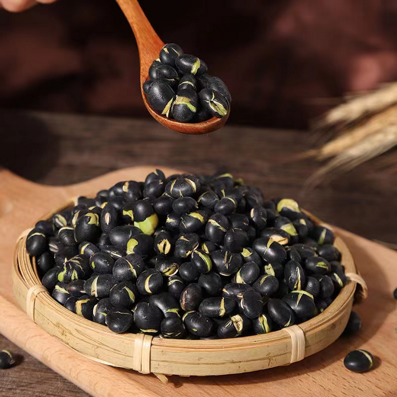 这款香酥炒黑豆是一种即食盐炒原味脆豆子,每袋250克,整套包含5大袋