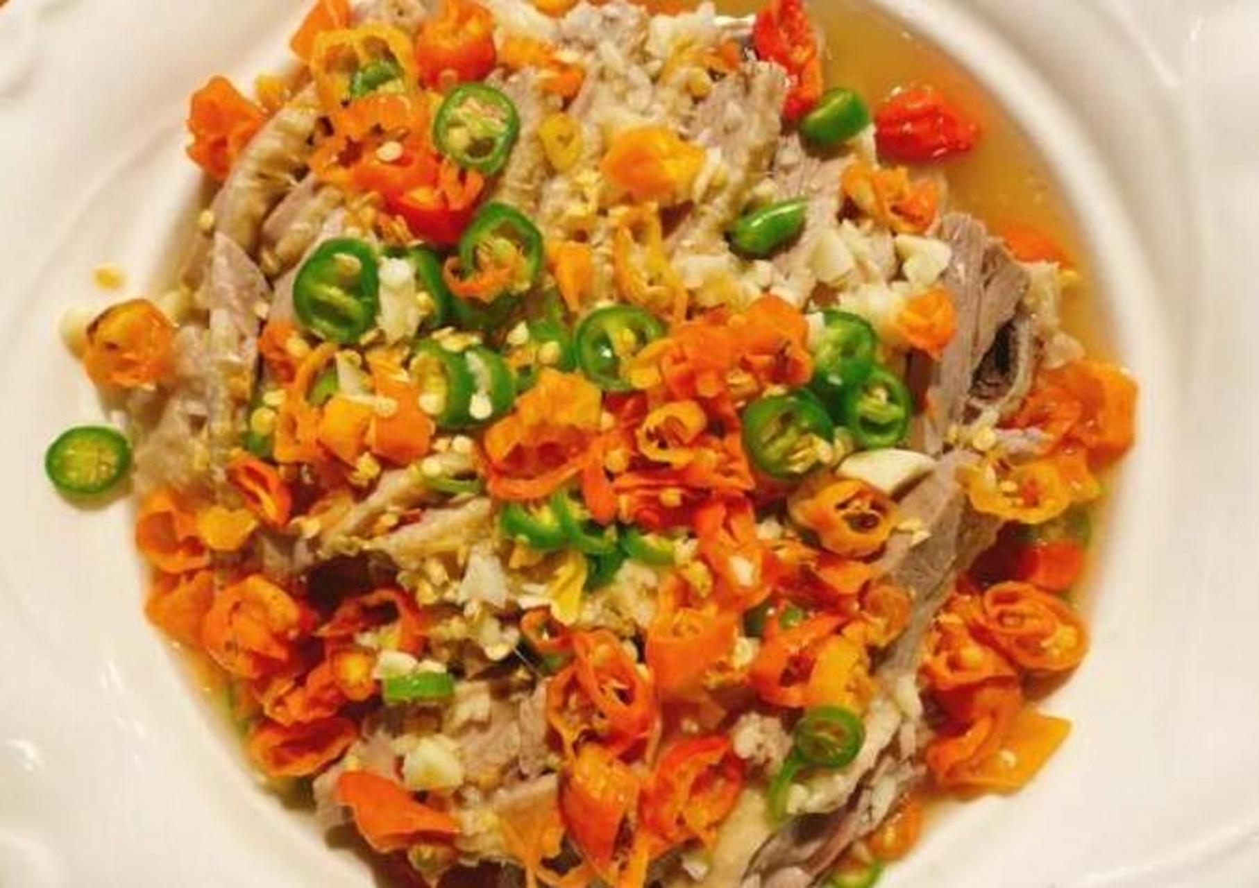 酸酒鸭的选料非常讲究,要选择农村放养的土鸭,肉不肥不腻.