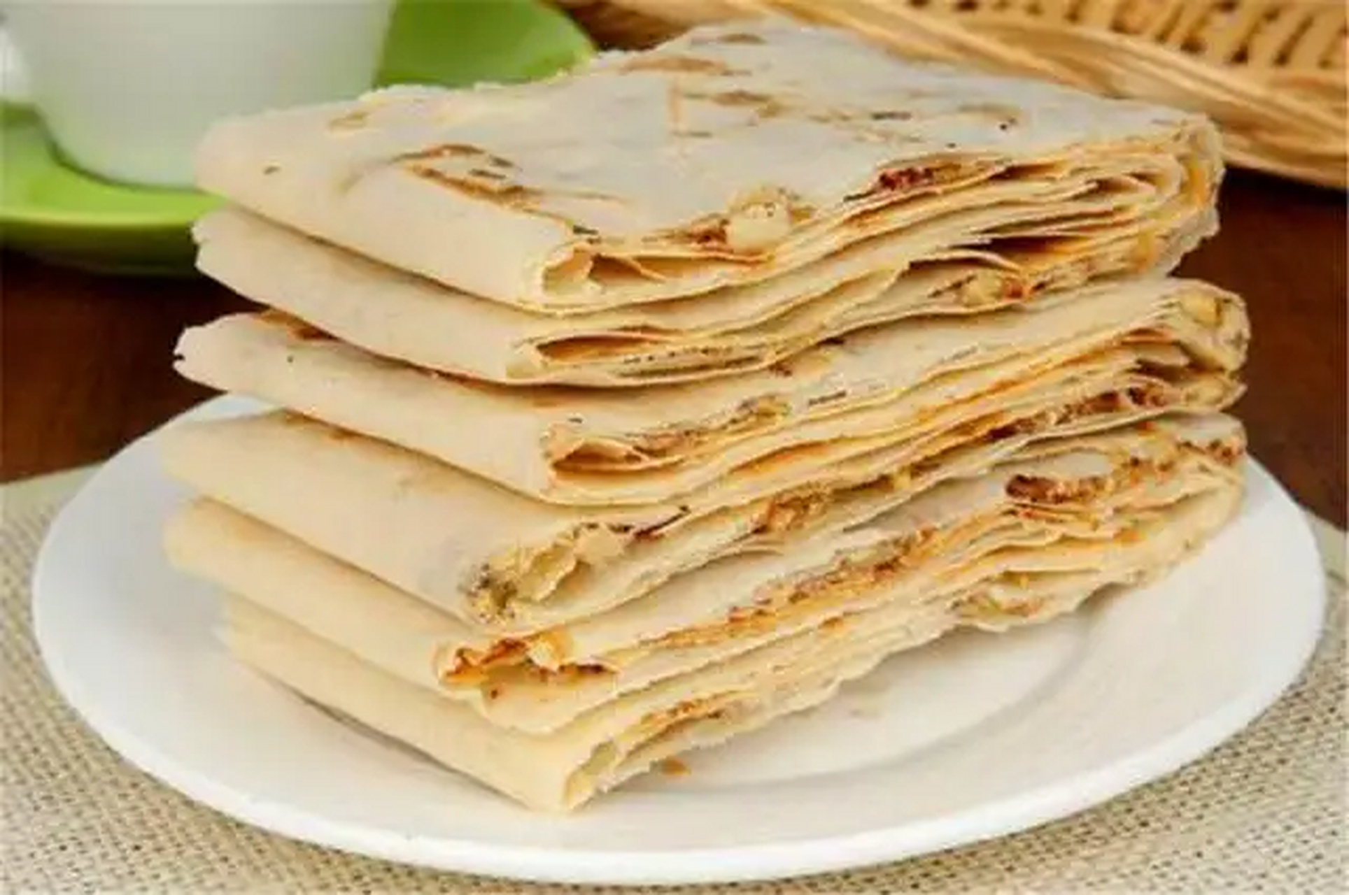 糖酥煎饼是山东济南的汉族特色小吃,薄如纸;淡黄色;酥脆爽口.