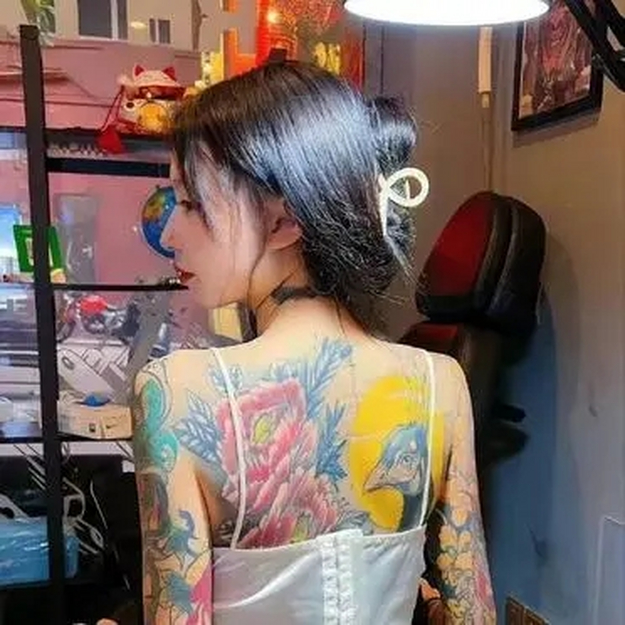女孩满背纹身适合什么图片