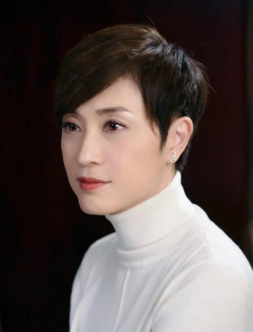 陈法蓉,香港最靓的短发女星,一头短发英气逼人