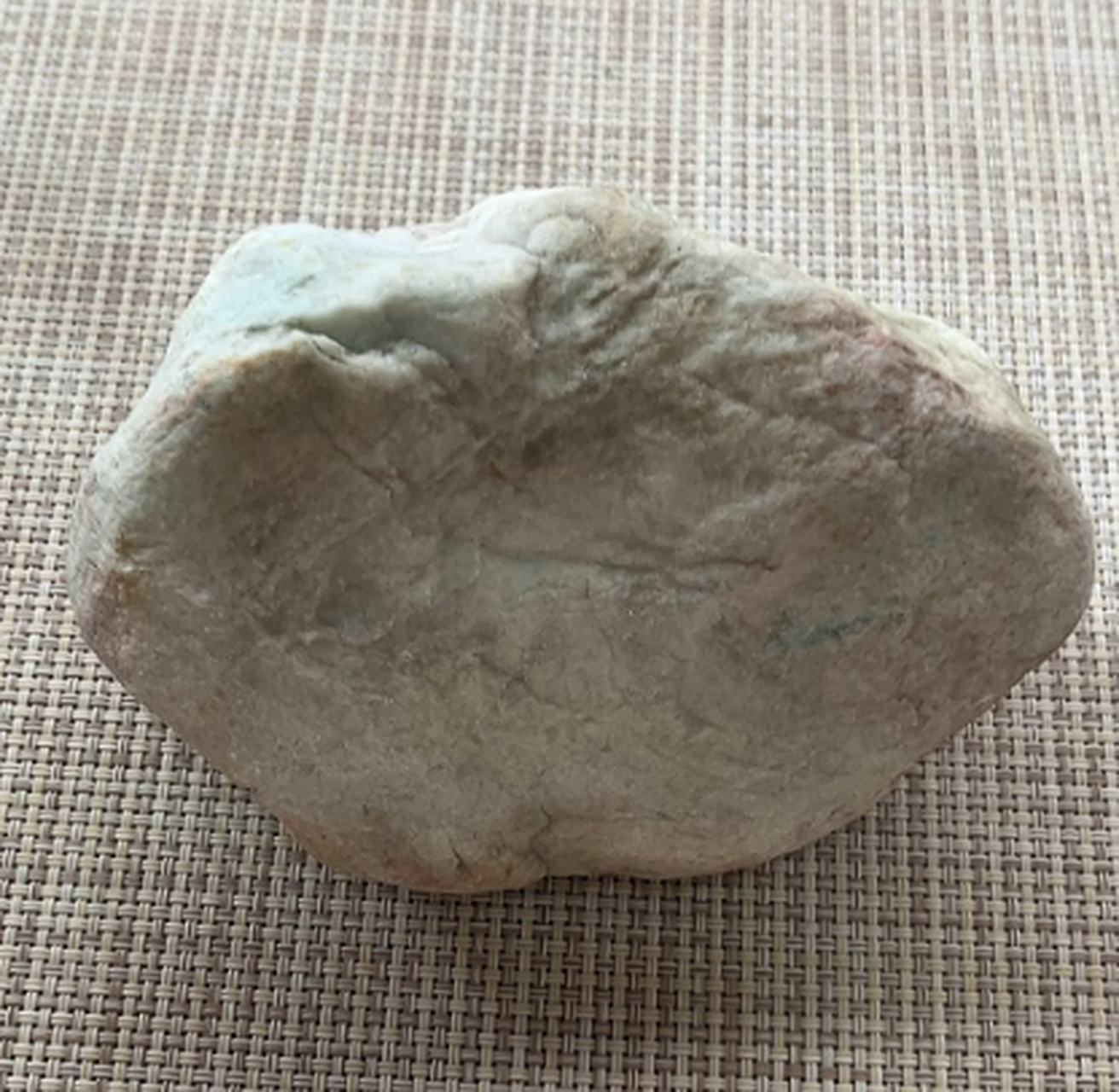 翡翠原石##点击头像看直播#不同的翡翠原石皮壳有着不同的特点,有些