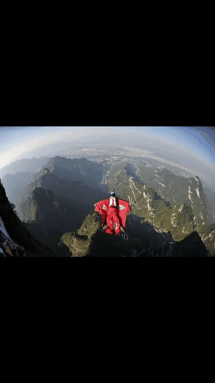 gif创作人# #翼装飞行死亡率达三成#   所谓「翼装飞行」分为「高空