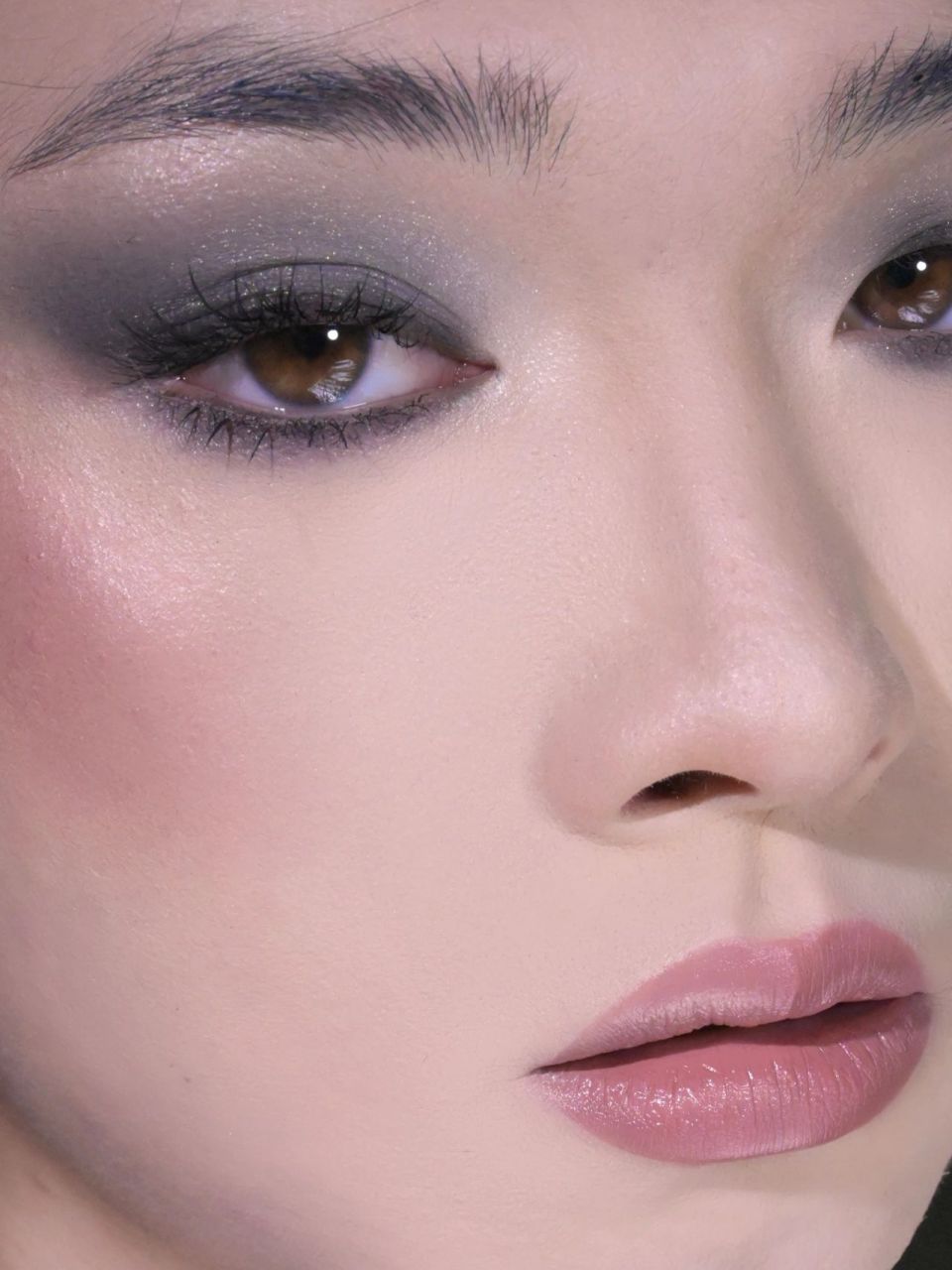 丛林蛇系 暗黑烟熏眼妆 万圣将近,继续画暗黑妆容,今天烟熏眼妆配深色