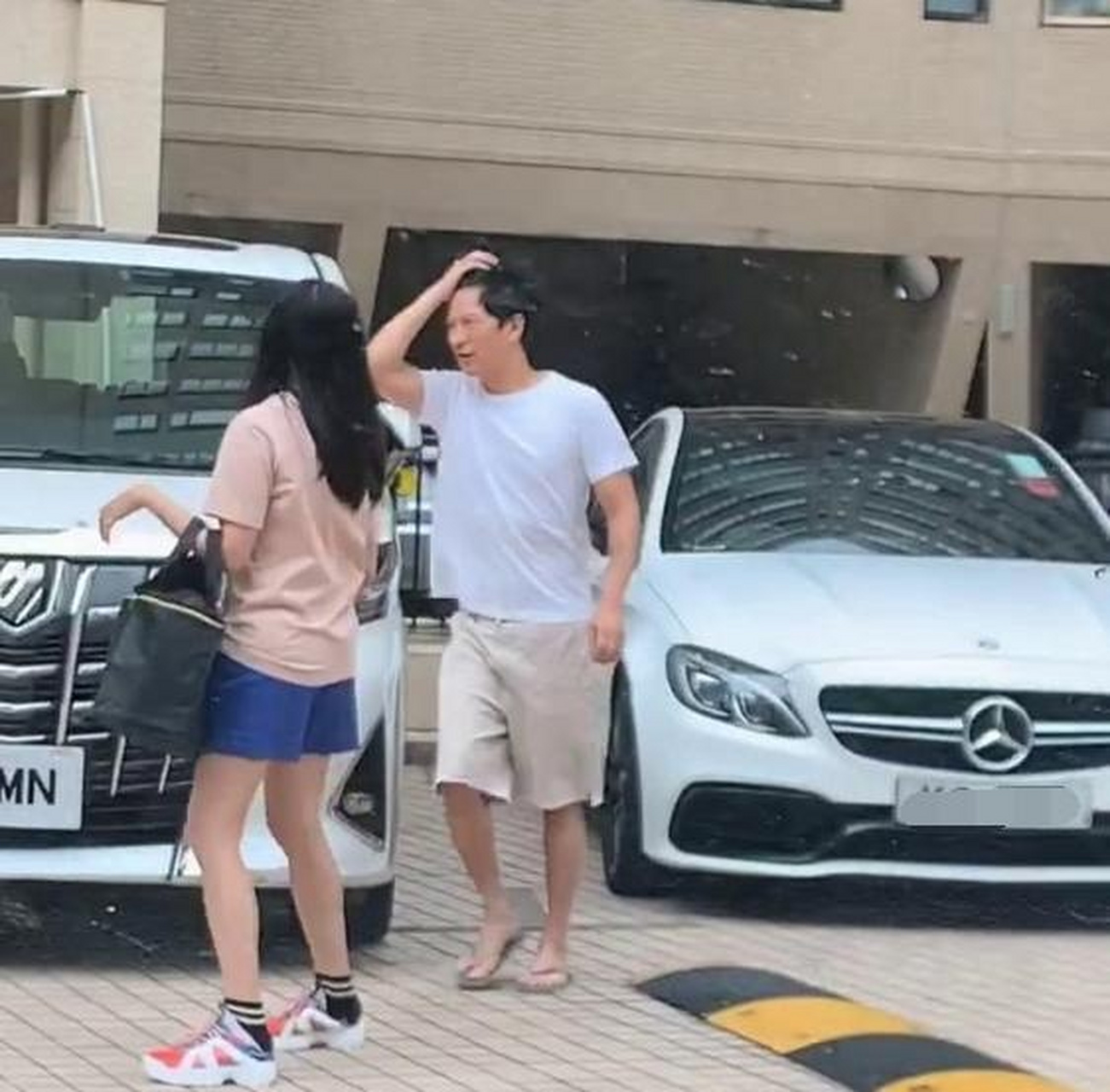 张家辉通过出演电影《壮志雄心》被人们知晓,此后他的事业一路顺风