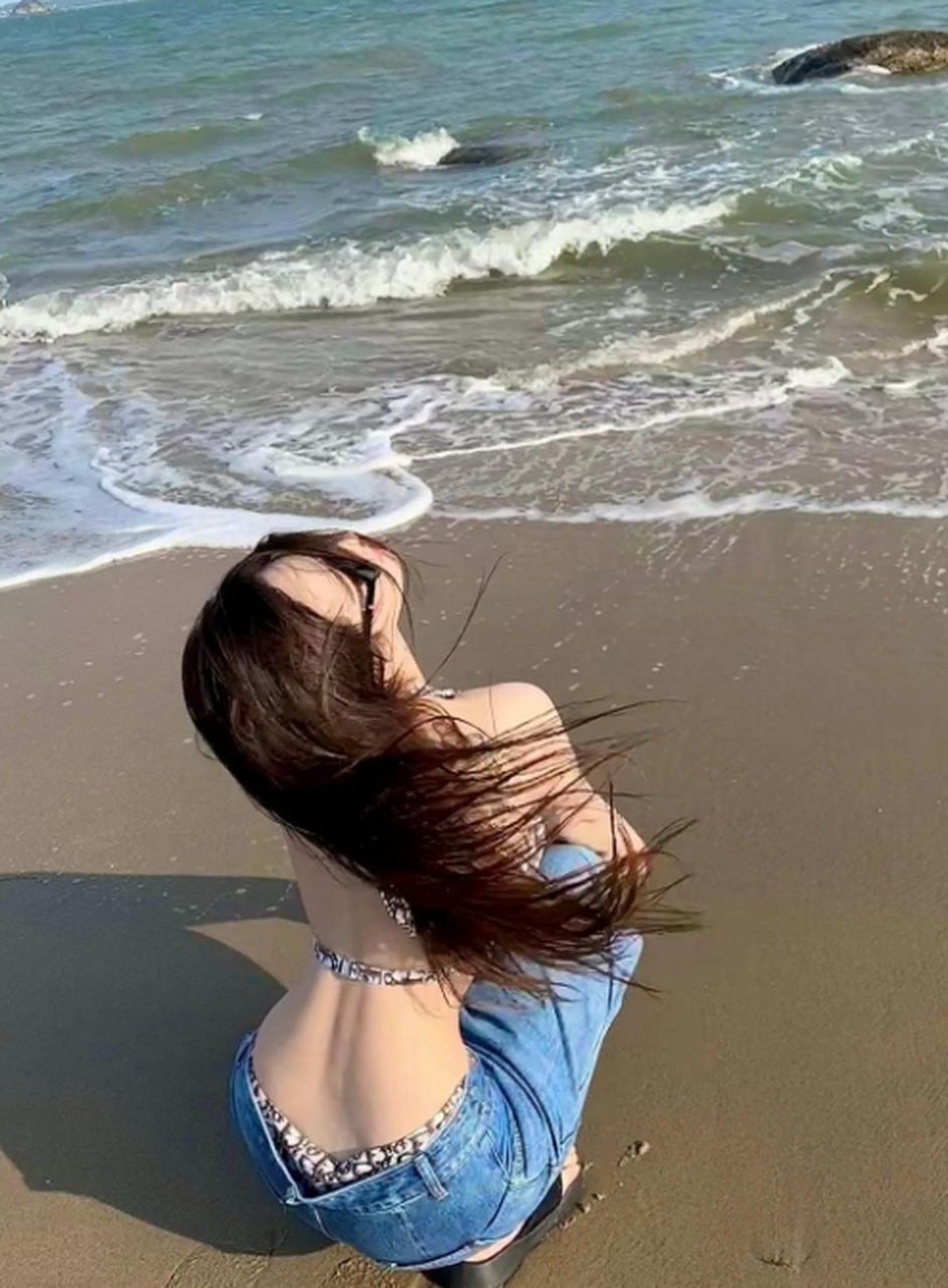 美女的露背装看着就很好看,成熟妩媚妖娆,表现的都到了