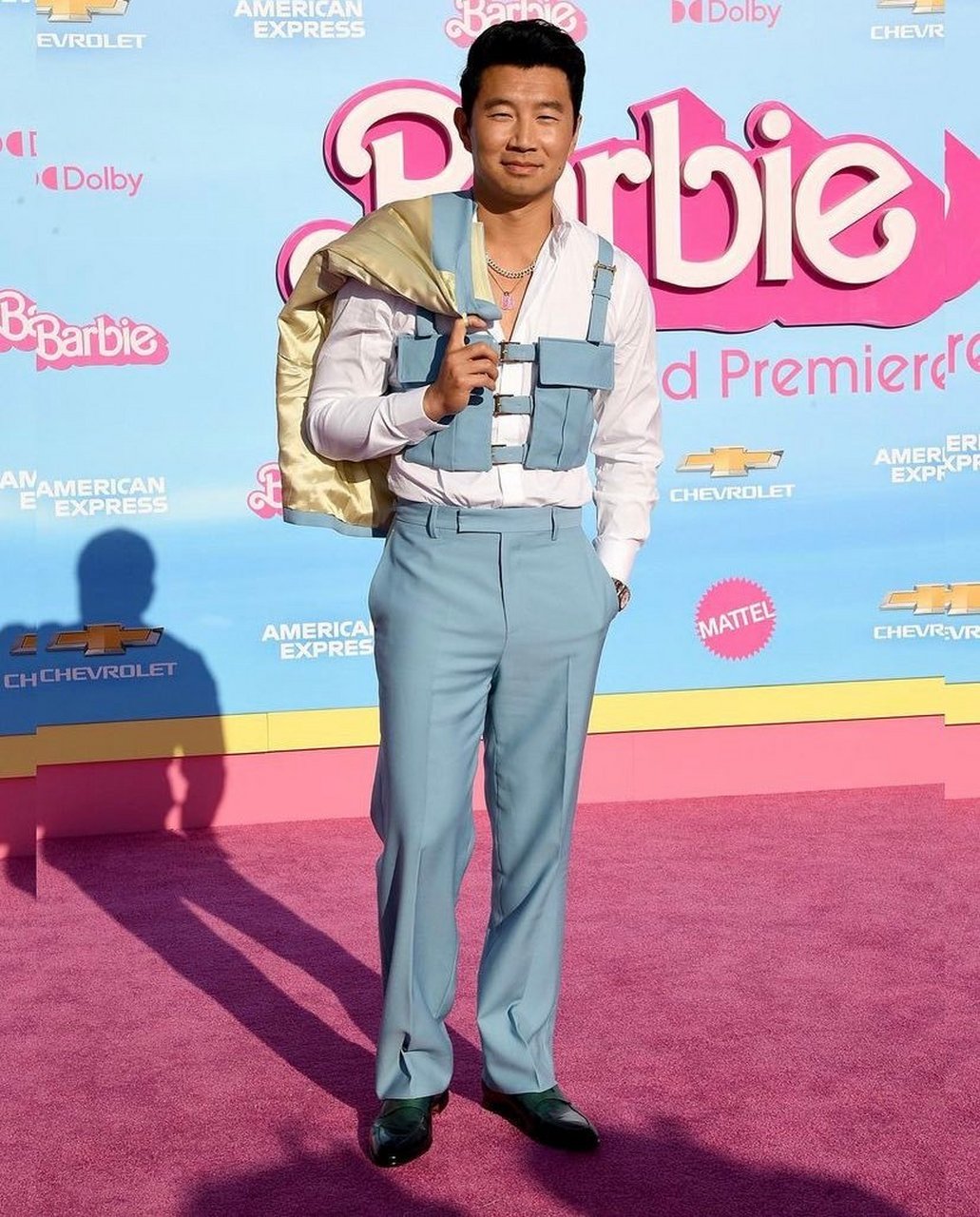 刘思慕出席芭比洛杉矶世界首映礼红毯,身穿dua lipa x versace 合作