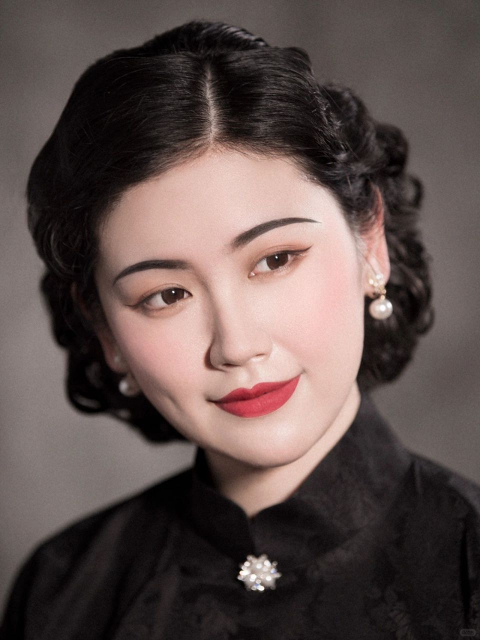 民国时出身名门的大家闺秀叫名媛,追求精致贵气,妆容,发型,服饰包括配