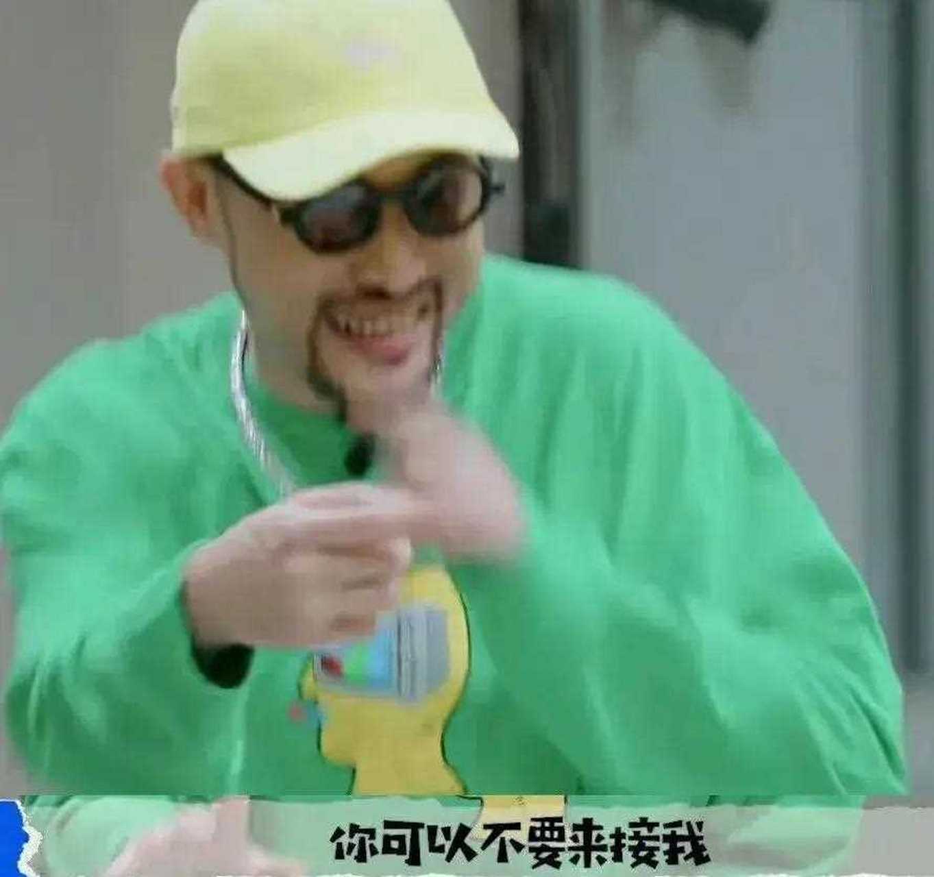 说唱歌手mc热狗,去接儿子放学回家,却被儿子狠狠嫌弃了一把,"你以后