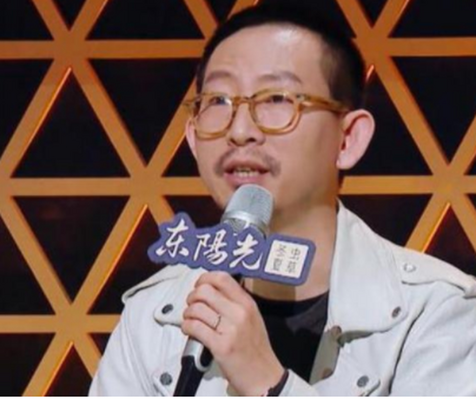 丁太升评价张杰唱歌油腻.