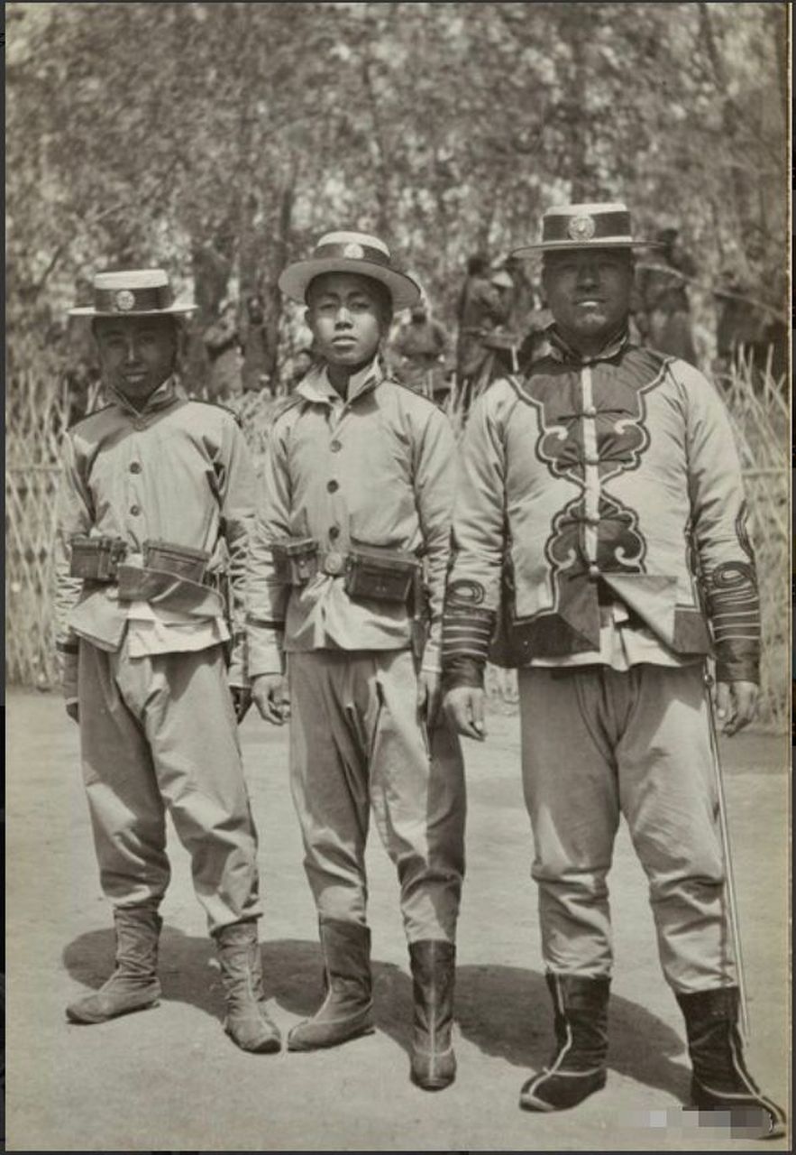 清朝末年,警察们的制服,装备以及组织结构都历经了几次改革.
