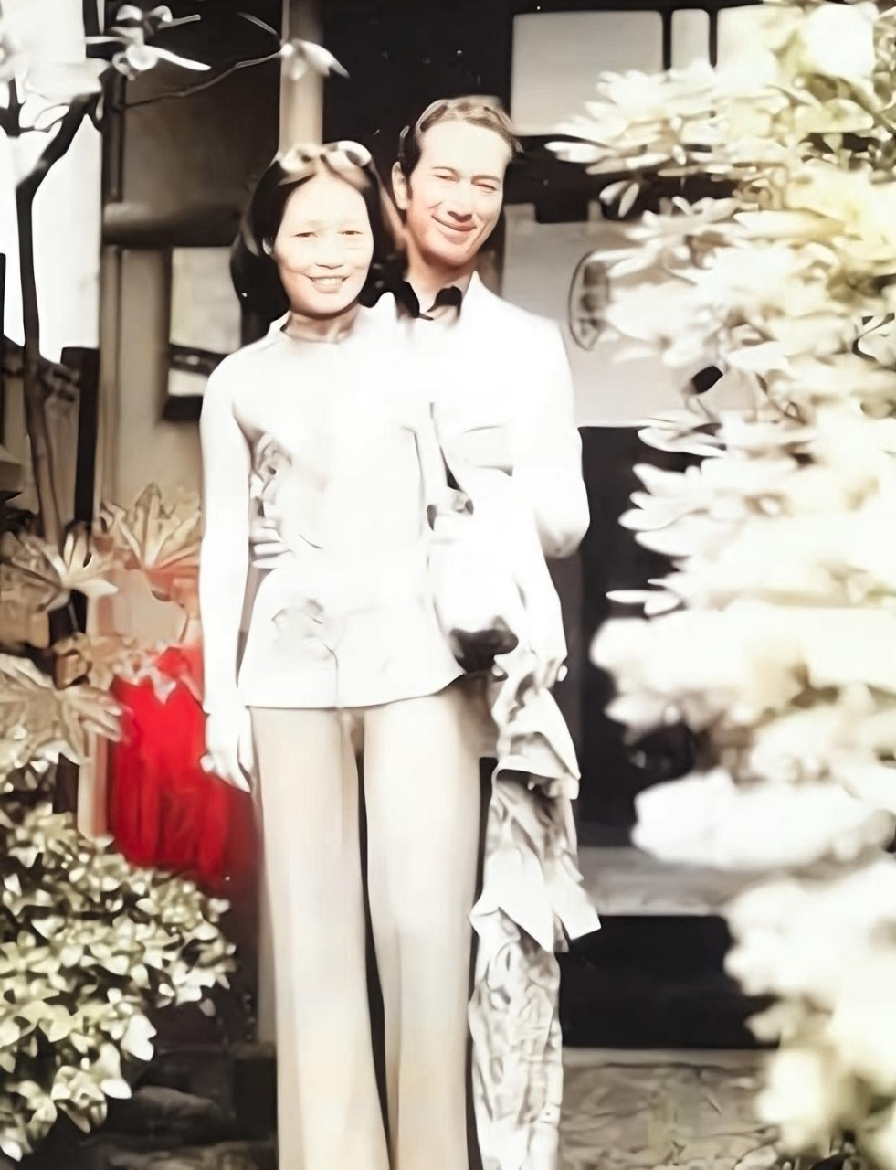1957年,36岁的何鸿燊与14岁的蓝琼缨结婚,而这张照片似乎是在这位赌王