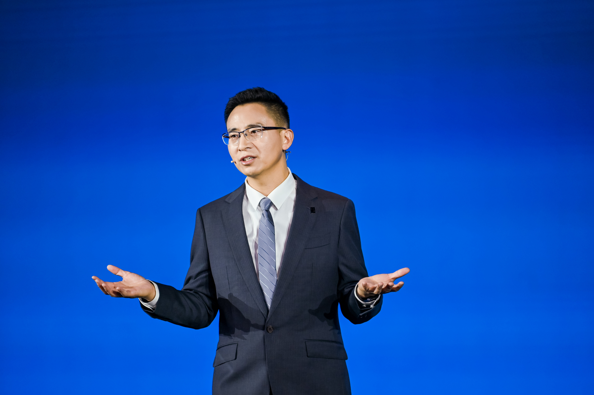 在2023年11月17日的广州车展上,比亚迪旗下品牌仰望