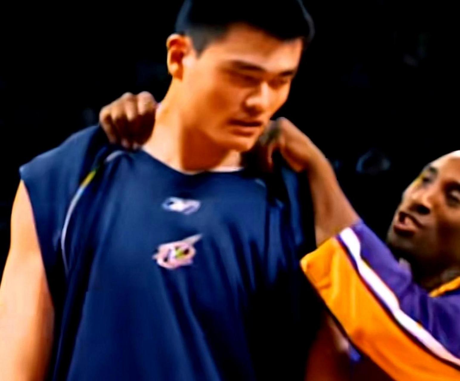 科比亲自为姚明揉肩,让他感到非常荣幸.